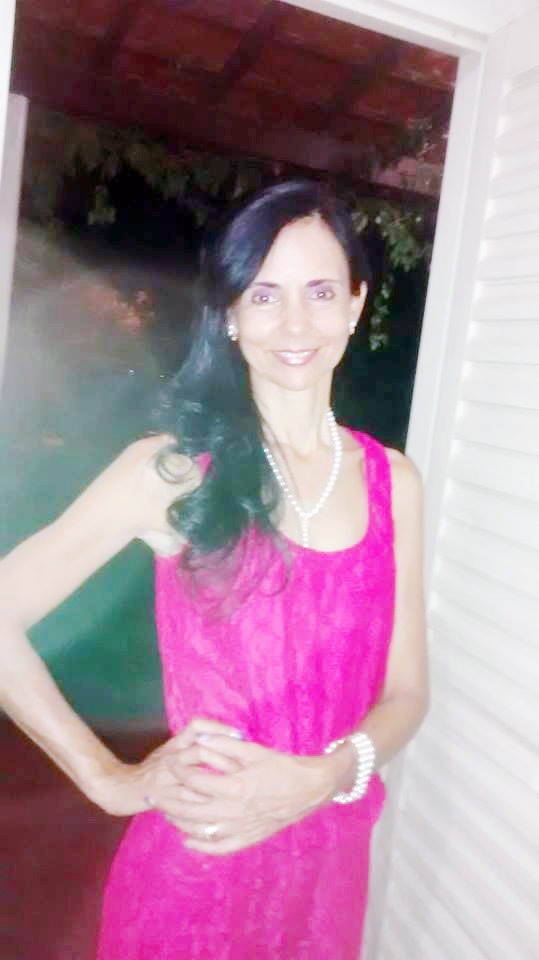 Dia 6 de maio, comemora aniversário, a professora Aparecida de Lourdes Pacanhella (“Nega”). Ela recebe os parabéns do esposo, o advogado Dr. Luiz Eduardo de Sousa (“Barra”), dos filhos, Lucian Eduardo e Maico Eduardo, dos familiares e amigos