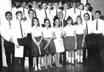 Formatura dos alunos da turma de 1966, da Escola do Comércio, em solenidade realizada na Associação Atlética Ituveravense: (1) Ivan Cardoso, (2) José Benedito Galdiano, (3) Joaquim Rodrigues da Rocha Neto, (4) Sérgio Corona, (5) Zevair de Menezes, (6) Augusto César Ferreira (“Diguidim”), (7) Paulo Benedito Generoso, (8) Osvaldo Valize, (9) Onedes Ribeiro, (10) José Roberto Ferreira Telles (“Bodeis”), (11) Pedro Gusson Galdiano, (12) Sérgio Gonçalves Costa, (13) o professor Luís Orlando Soares de Oliveira, (14) Vera Lúcia de Oliveira, (15) Alzirinha S. Telles, (16) a paraninfa da turma, Laelfia Trajano Borges, (17) Sônia Gonçalves Costa, (18) Maria Aparecida Fernandes do Nascimento, (19) Hélio Galdiano e (20) Wilson Cirilo