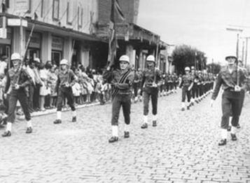 A turma de 1969, do Tiro de Guerra desfilando nas festividades de 7 de Setembro, Dia da Independência do Brasil. A foto foi tirada na Avenida Dr. Soares de Oliveira, em frente à Radiolux (onde hoje está instalado o Magazine Luiza): (1) Vander de Matos Rezende, (2) José Augusto Martins Mendes da Silva; (3) José Antônio Hiesinger Rodrigues; (4) Cristiano Tavares Figueiredo; (5) Wagner de Matos Resende; (6) Valdemar Telles Torraca e (7) Paulo Augusto Chereguini.