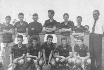 Foto de 1956, do time de jovens comandado pelo esportista Arlindo Bordon (“Batatinha”) (in memoriam). (1) Celso Nunes (“Piolim”) (in memoriam), (2) Waldir Barbosa de Oliveira (in memoriam), (3) Acyr Chéchia (in memoriam), (4) Omildes de Paula (“Têti”), (5) Rubens Mendes Maina  (in memeriam), (6) Antônio Paulo Arena Cunha (“Nanico”) (in memoriam), (7) Arlindo Bordom (“Batatinha”) (in memoriam), (8) Lico Chapine, (9) Roberto de Melo (in memoriam), (10) Adolfo Medina Bucker, (11) Antônio Athayde de Souza (in memoriam) e (12) Wilson Macenino Palhares (in memoriam)