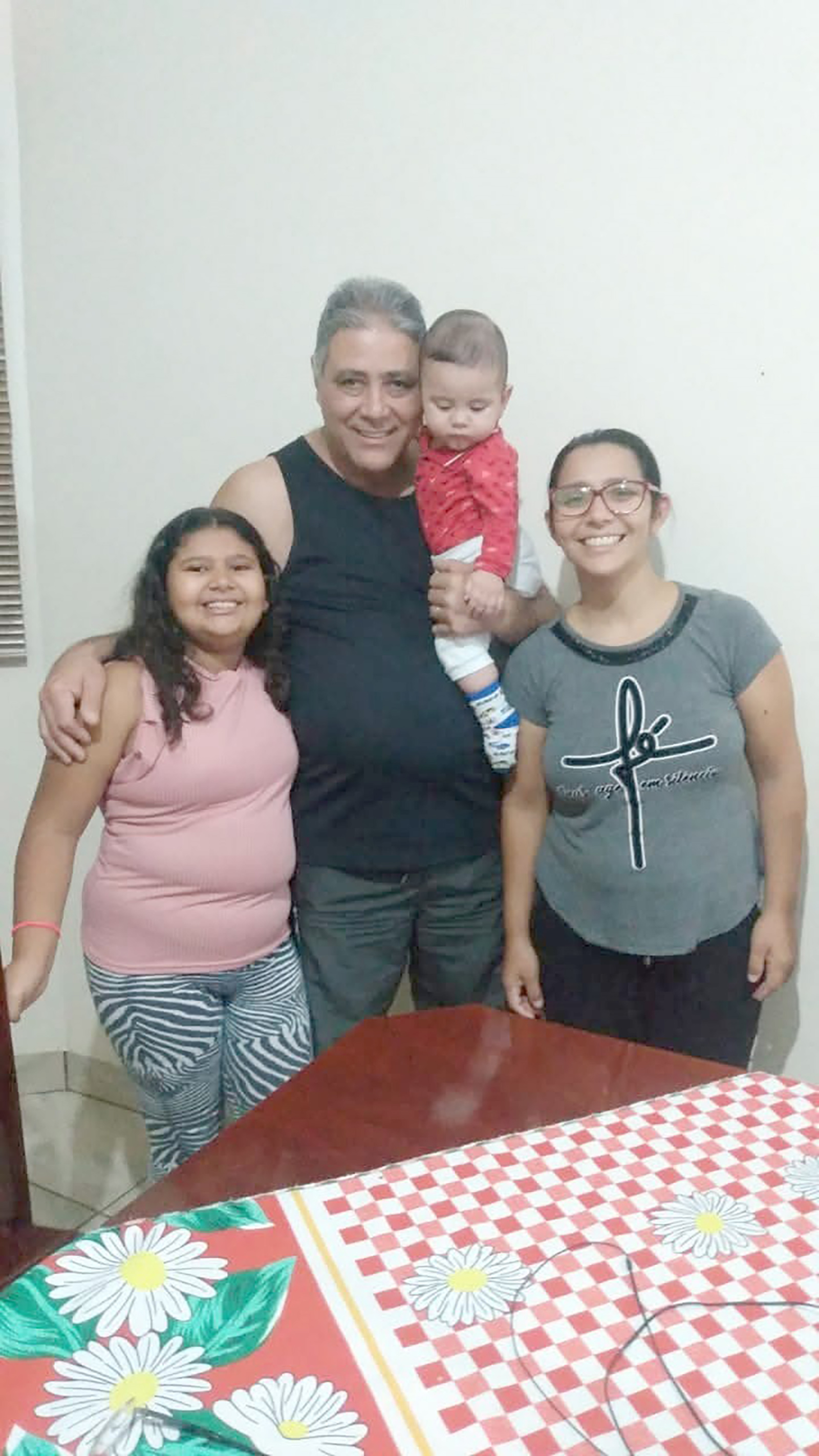 De: Bruna, Ana Clara e Anthony
Para: Aguinaldo
“Pai, nenhum presente pode expressar o que sinto por você. Feliz Dia dos Pais”.