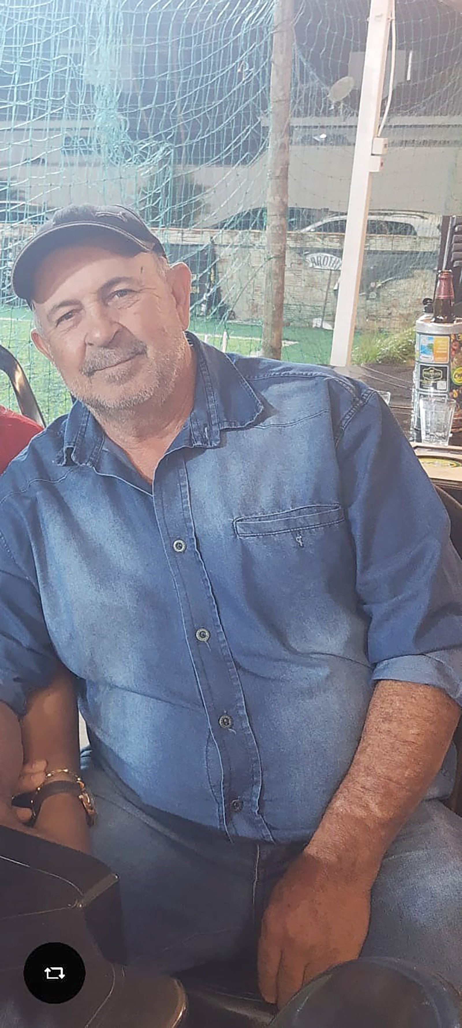 De: Dos filhos Vinícius dos Reis Gomes e Talita dos Reis Gomes, da esposa Eliane dos Reis Gomes e dos netos Thaís e Antônio Henrique
Para: Alcidir do Nascimento Gomes
“Um pai tem a sabedoria de um mestre e a sinceridade de um amigo. Você tem.  Feliz Dia dos Pais”.
