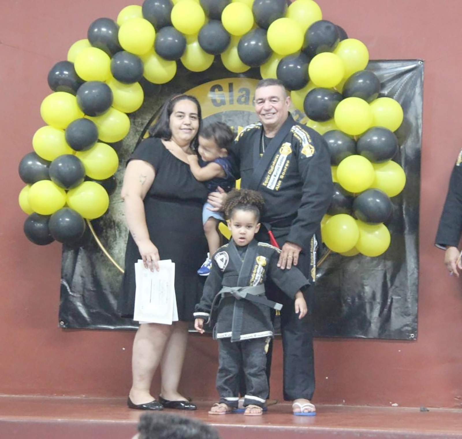 De: Natália, Mariana, 
Eduarda e netos
Para: Alex
“A palavra de Deus diz ensina seus filhos o caminho que deve andar, e esse papel o senhor cumpriu muito bem, e nesse dia dos pais só tenho a te agradecer por me ensinar a percorrer o caminho reto de Deus, obrigado por ser esse pai maravilhoso, um avô dedicado, e acima de tudo, um grande exemplo de homem 
Te amamos muito, suas filhas Natália, Mariana,  Eduarda e todos seus nove netos”.