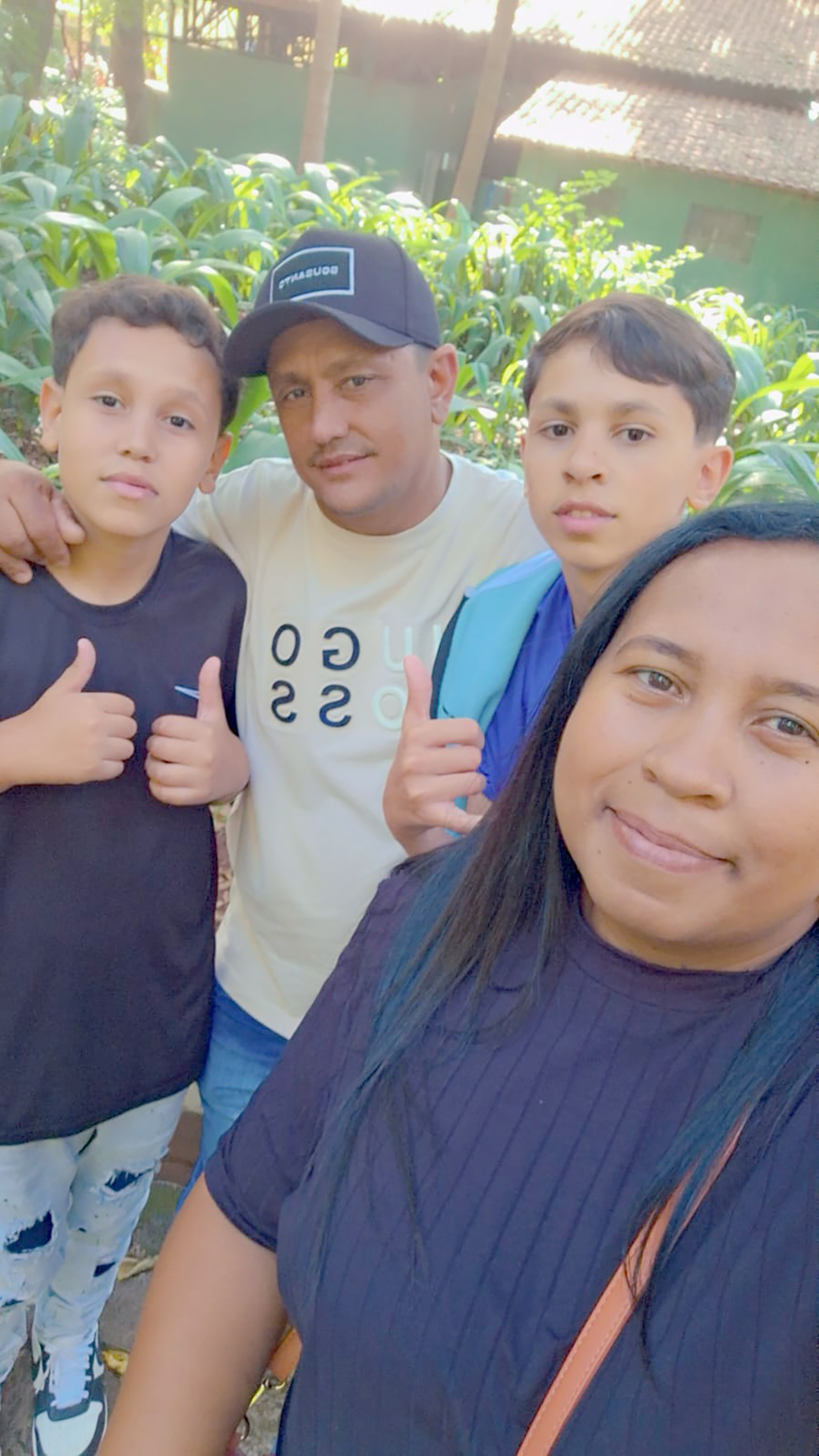 De: Alexandre Jr e Luiz Guilherme 
Para: Alexandre Bardela
“Pai, seu amor é nossa força, o seu exemplo é nossa fonte de inspiração. Amamos você! Feliz Dia dos Pais”.