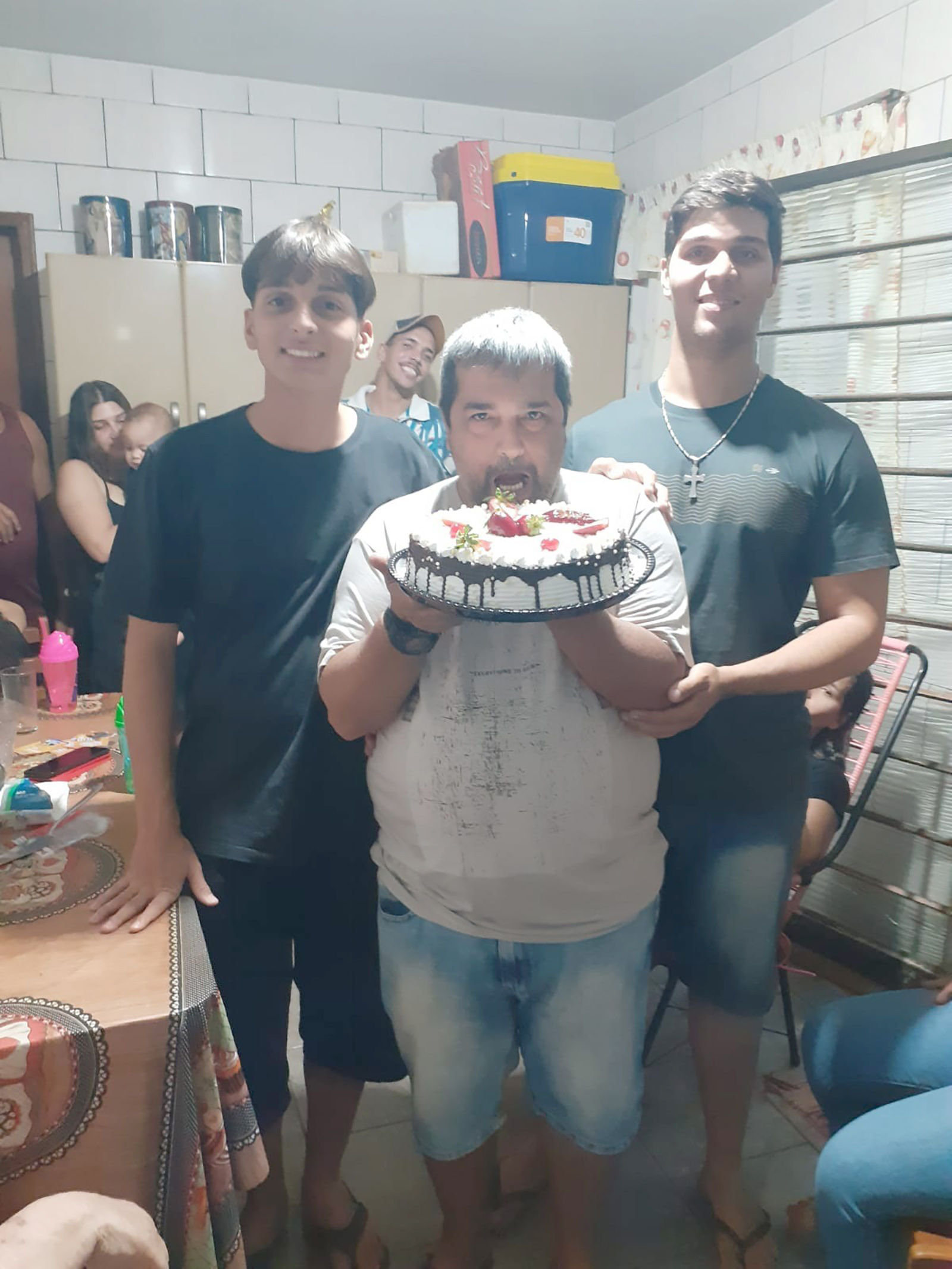 De: Gabriel e Kaique
Para: Celso Barroso Santos
“Pai, você é nosso maior exemplo, um pai bondoso, trabalhador, responsável e que não mede esforços para nos fazer feliz. Esperamos ensinar para nossos filhos o que você nos ensinou, caráter, honestidade e princípios. Te amamos muito”.