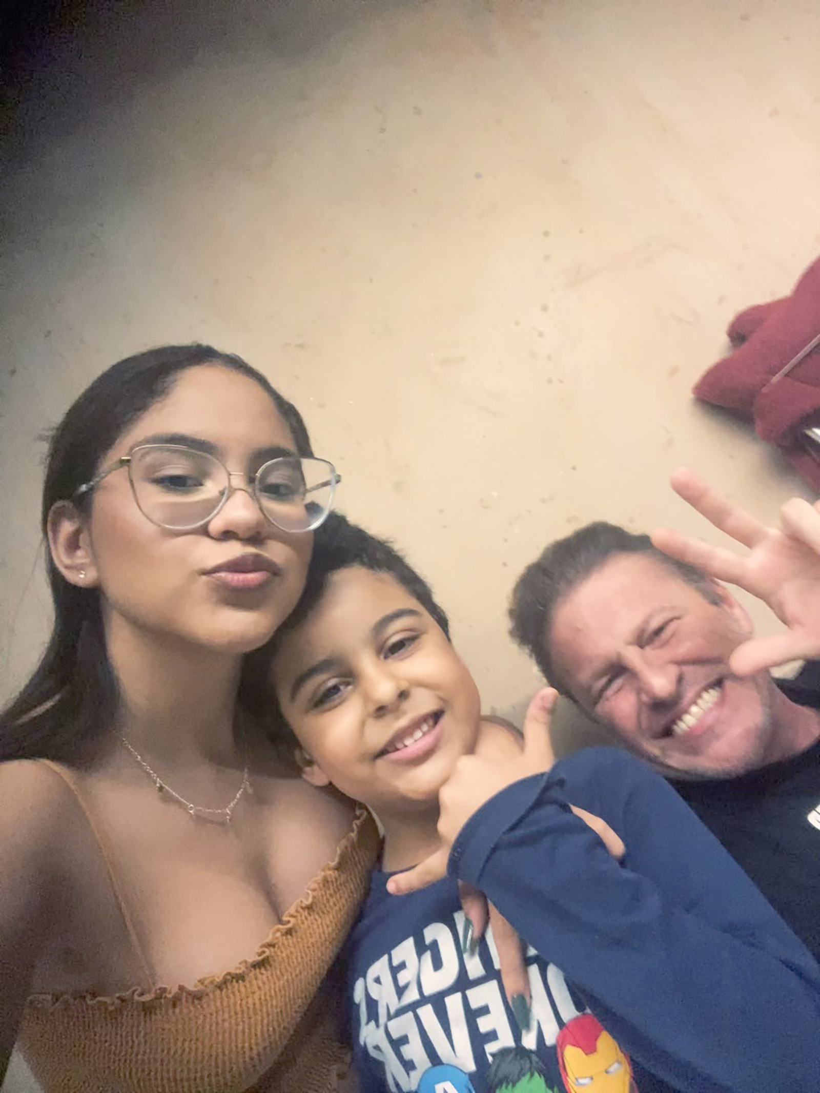De: Beatriz lemes Bardella e João Cláudio Lemes Bardella
Para: Cláudio Rogério Bardella
“Feliz dia para o homem que eu mais admiro nesse mundo. O senhor sempre fez o papel de pai como nenhum outro, todos os dias mostra como uma mulher deve ser tratada, nos prepara para o mundo, protege a família, nos aconselha e nos ensina sobre a palavra. 
O senhor elevou todos os padrões para as minhas futuras escolhas e mostrou a família que mantém nossa casa unida e com tudo que precisamos. E o melhor de tudo, a pessoa mais engraçada que eu conheço! Obrigada, Deus, por ter um pai assim. O senhor é minha referência para tudo, é o melhor pai. Te amo!”.