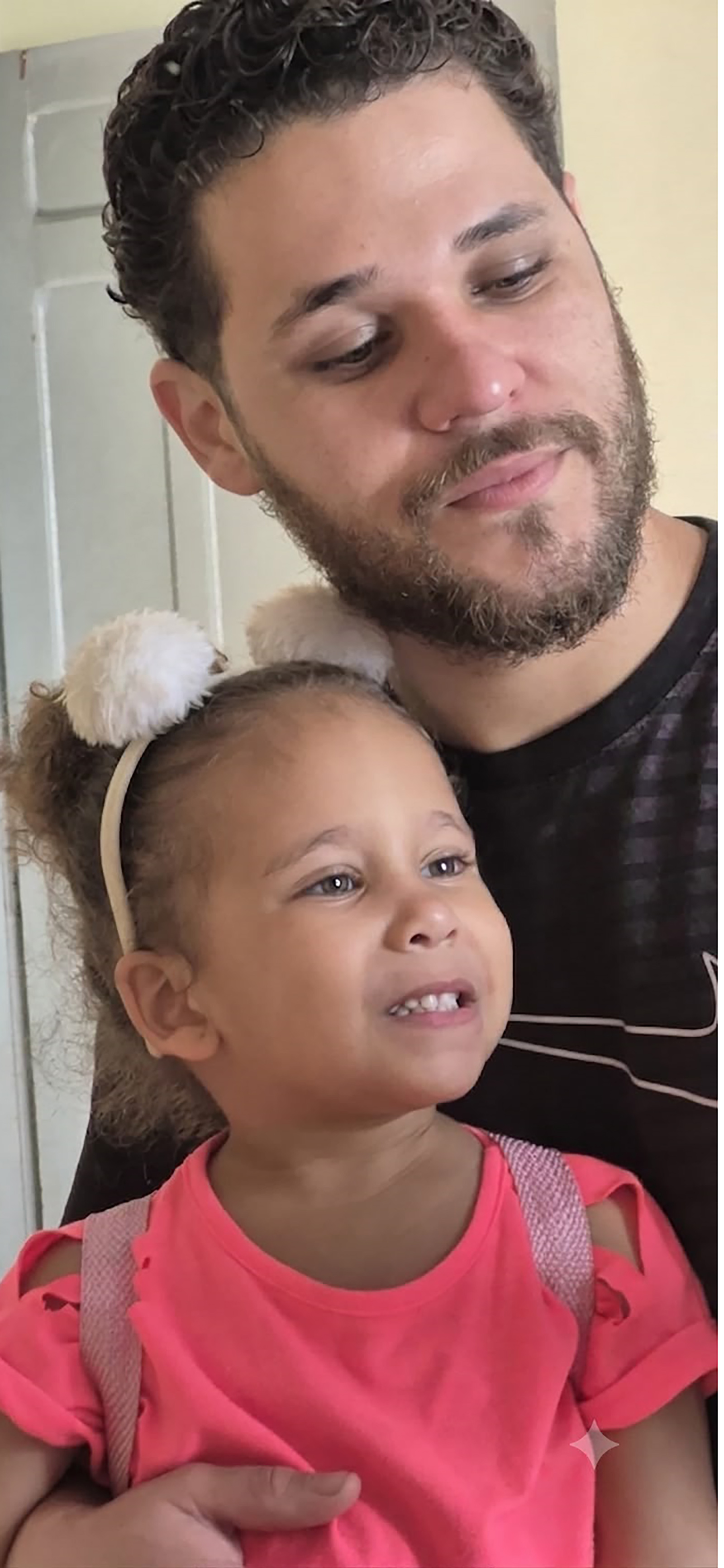 De: Melissa Marquiori 
Para: Daniel Marquiori
“Pai, você é meu herói e meu maior exemplo de força e amor. Te amo muito! Assinado, sua princesinha”.