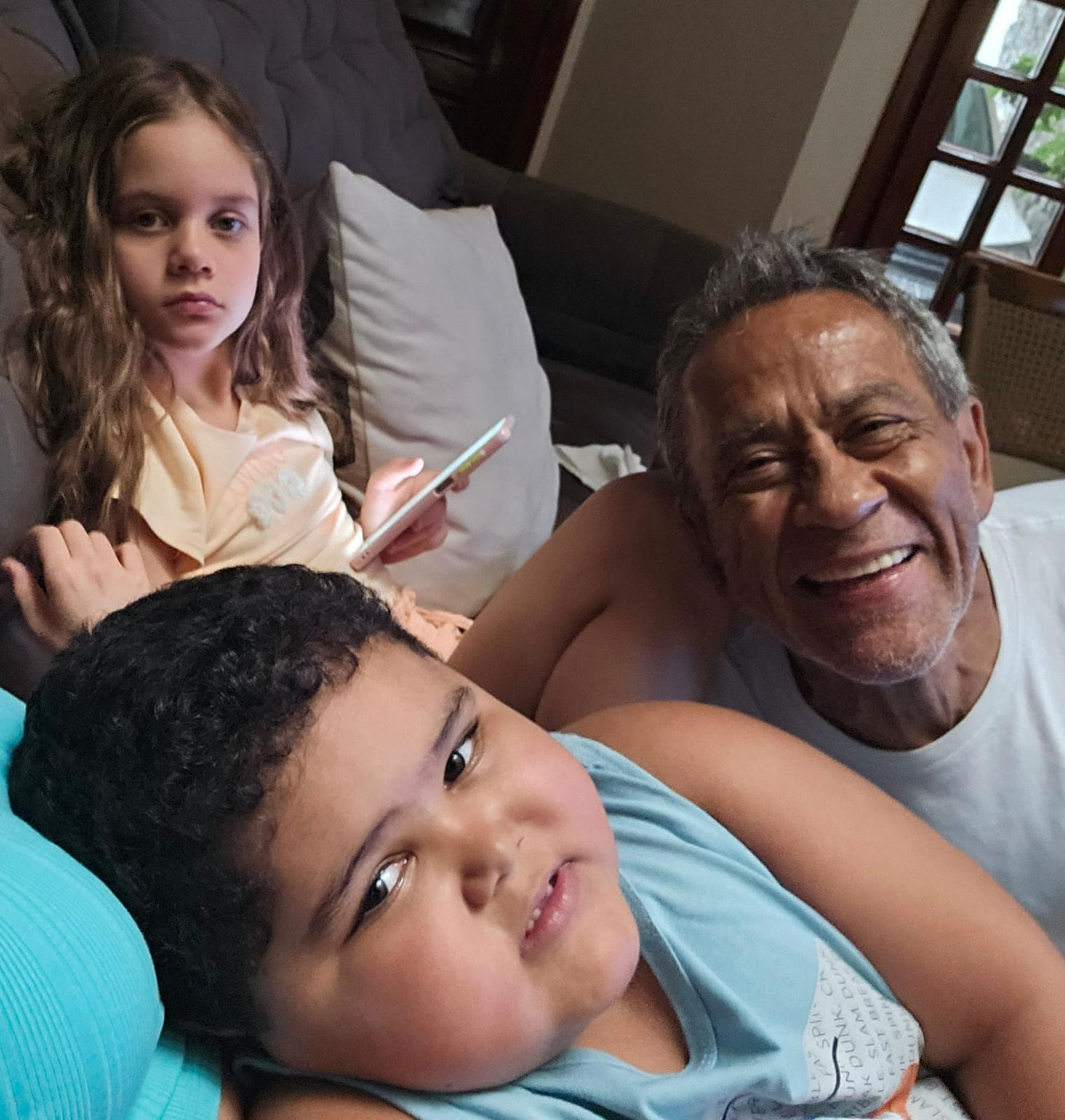 De: Natália, Guilherme, Lavínia, Bernardo e Vanderleia.
Para: Élio (Guacho)
“Pai, você é nosso porto seguro, nosso exemplo vivo de amor e coragem.
Agradecemos a Deus por cada risada, cada abraço e cada bronca. Deus abençoe sua vida hoje e sempre”.