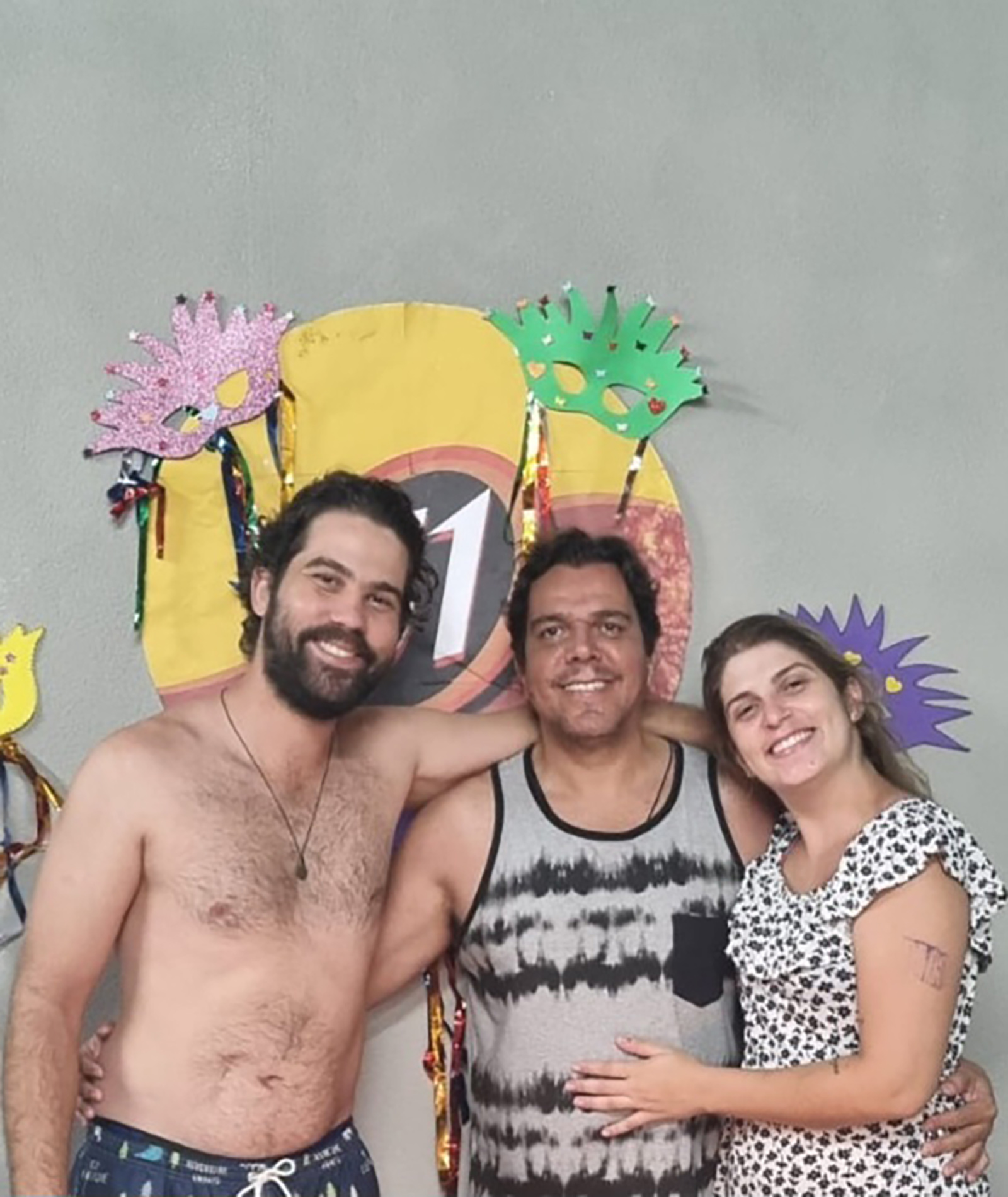 De: José Carlos e Maria Paula
Para: Emerson 
Parabéns, tio. Você foi muito mais que um tio: foi quem nos criou, cuidou e amou como um verdadeiro pai.
Hoje e sempre, Feliz Dia dos Pais. Você merece todo o bem do mundo!”.