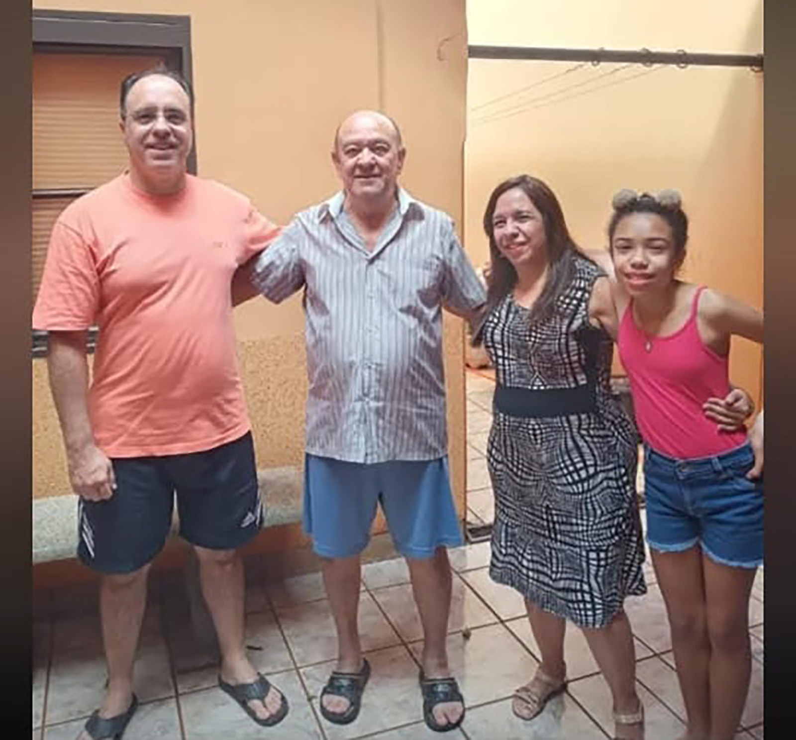 De: Valéria, Rodrigo e Larissa 
Para: Enis
“Feliz Dia dos Pais para o melhor pai e avô. Deus te abençoe com muita saúde, paz e alegrias. Amamos vc. Beijos”.