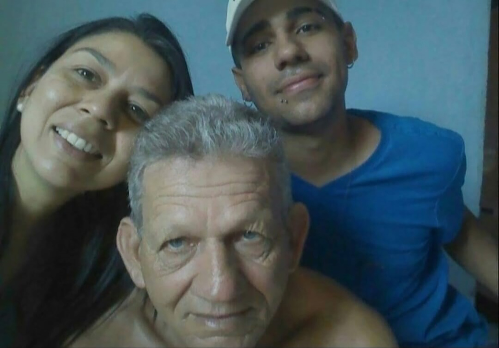 De: Valéria, Rodrigo e Larissa 
Para: Enis
“Feliz Dia dos Pais para o melhor pai e avô. Deus te abençoe com muita saúde, paz e alegrias. Amamos vc. Beijos”.
