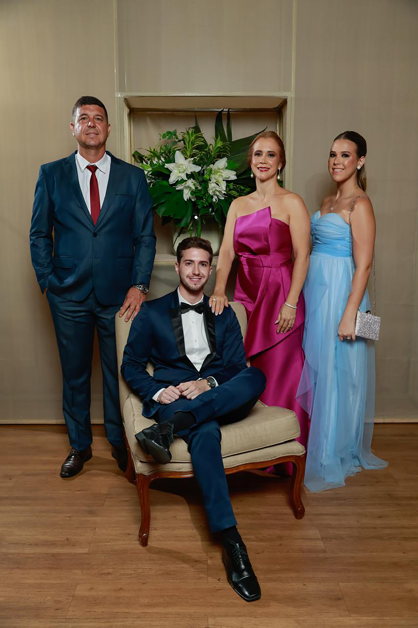 De: Guilherme e Mariana
Para: Flávio Humberto Sampaio de Sousa
“Neste Dia dos Pais quero agradecer por todo amor, cuidado, ensinamentos e por sempre estar ao nosso lado. Tenho muito orgulho de sermos seus filhos e sou grato por tudo o que você representa em minha vida.
Feliz Dia dos Pais! Com muito amor e admiração, seus filhos, Guilherme e Mariana”.