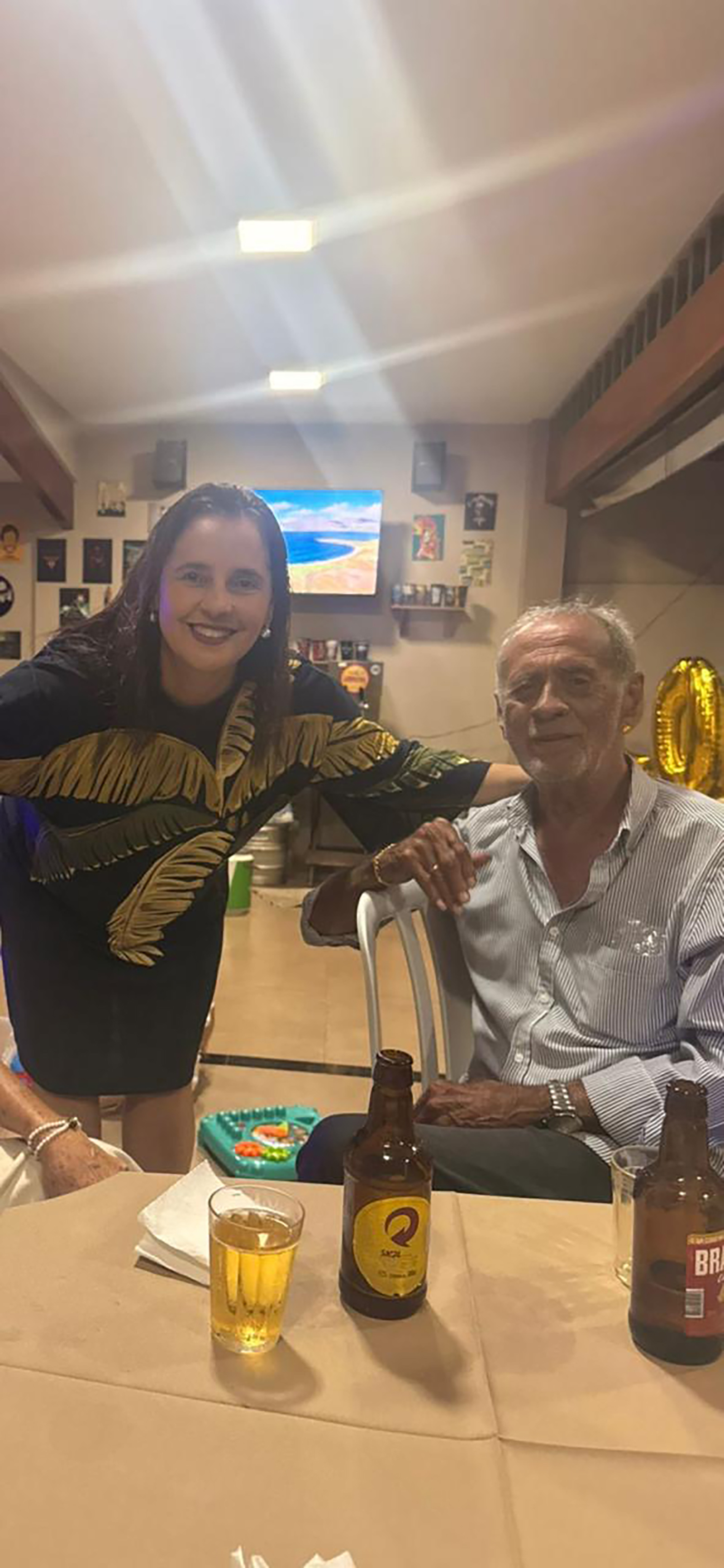 De: Renata, Raquel e Roberta
Para: Hélio Ferreira de Souza
“ Meu pai, meu orgulho... Uma lição de humildade, sempre fez tudo pela nossa família, alguém que nos ensinou a ter nosso nome pautado na honestidade, e isso transmite para a família que construiu. 
Sinônimo de alegria junto a minha mãe, um casal feliz e que todos que conviveram, admiraram. Hoje, através dessa homenagem vamos demonstrar minha gratidão eterna, por esse homem íntegro, humilde e que amamos e admiramos demais”.