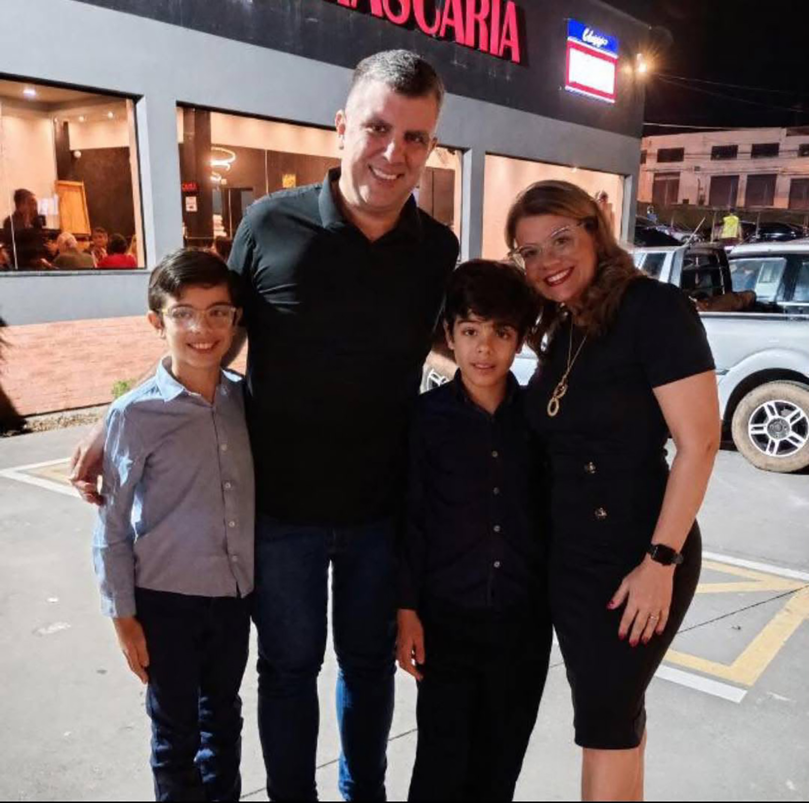 De: Marina, Gabriel e Rafael
Para: Luiz Fernando Medeiros
“Para o melhor pai do mundo, Luiz Fernando Medeiros. Hoje é o dia de celebrar o homem incrível que você é e o pai maravilhoso que se tornou. Ver o carinho, a dedicação e o amor com que você cuida da nossa família enche nosso coração de orgulho todos os dias.
Você é a nossa estrutura, o nosso porto seguro e o maior exemplo para os nossos filhos. Obrigado por cada gargalhada, por cada conselho, pelo zelo diário e por ser esse parceiro e pai presente em todos os momentos.
Nós te amamos demais. Com todo o nosso amor, Marina, Gabriel e Rafael”.