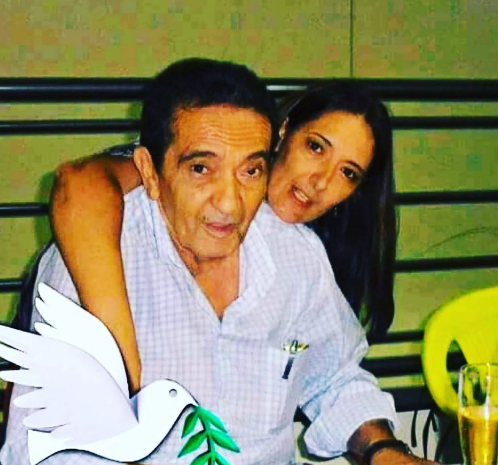 De: Sandra Melo
Para: Maurício Antoninho de Melo (in memoriam)
“Pai, o tempo passou, mas nada apagou.
Ainda escuto sua voz nos seus conselhos, ainda sinto sua mão me guiando.
Se a saudade tivesse voz, ela gritaria seu nome. Se o amor pudesse te trazer de volta, você nunca teria partido.
Obrigada por tudo que foi e por tudo que ainda é em mim. Saudades eternas”.