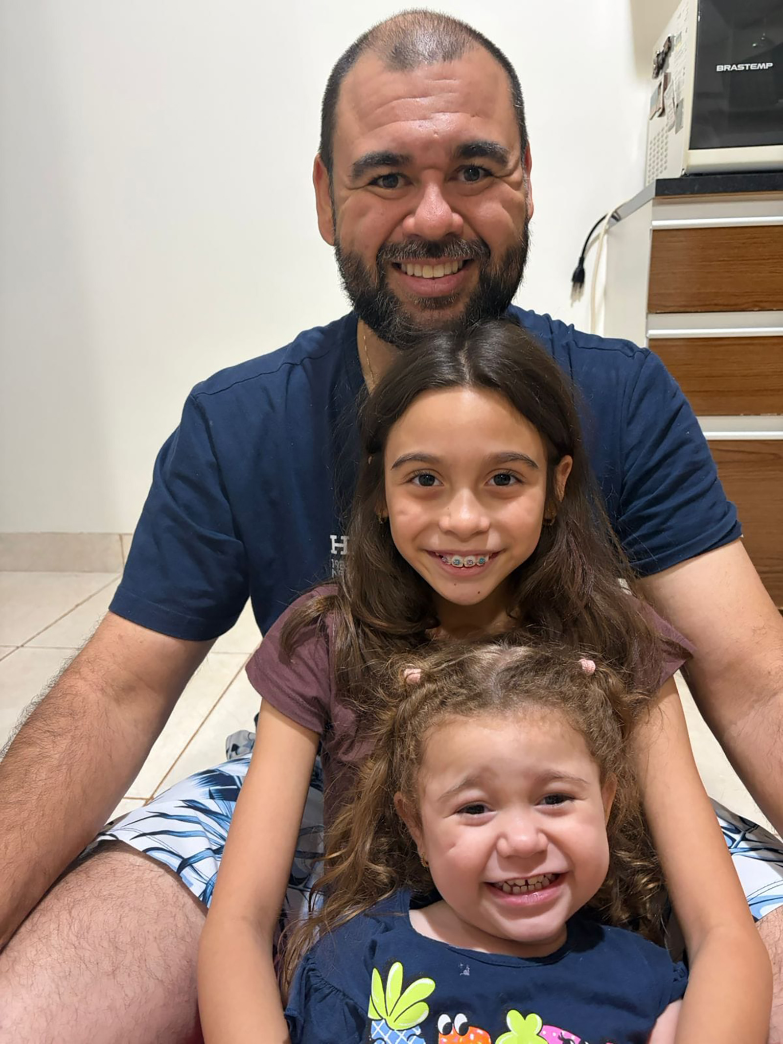 De: Isabela e Laura
Para: Paulo 
“Feliz Dia dos Pais.  Obrigada por ser esse paizão presente, parceiro incrível”.