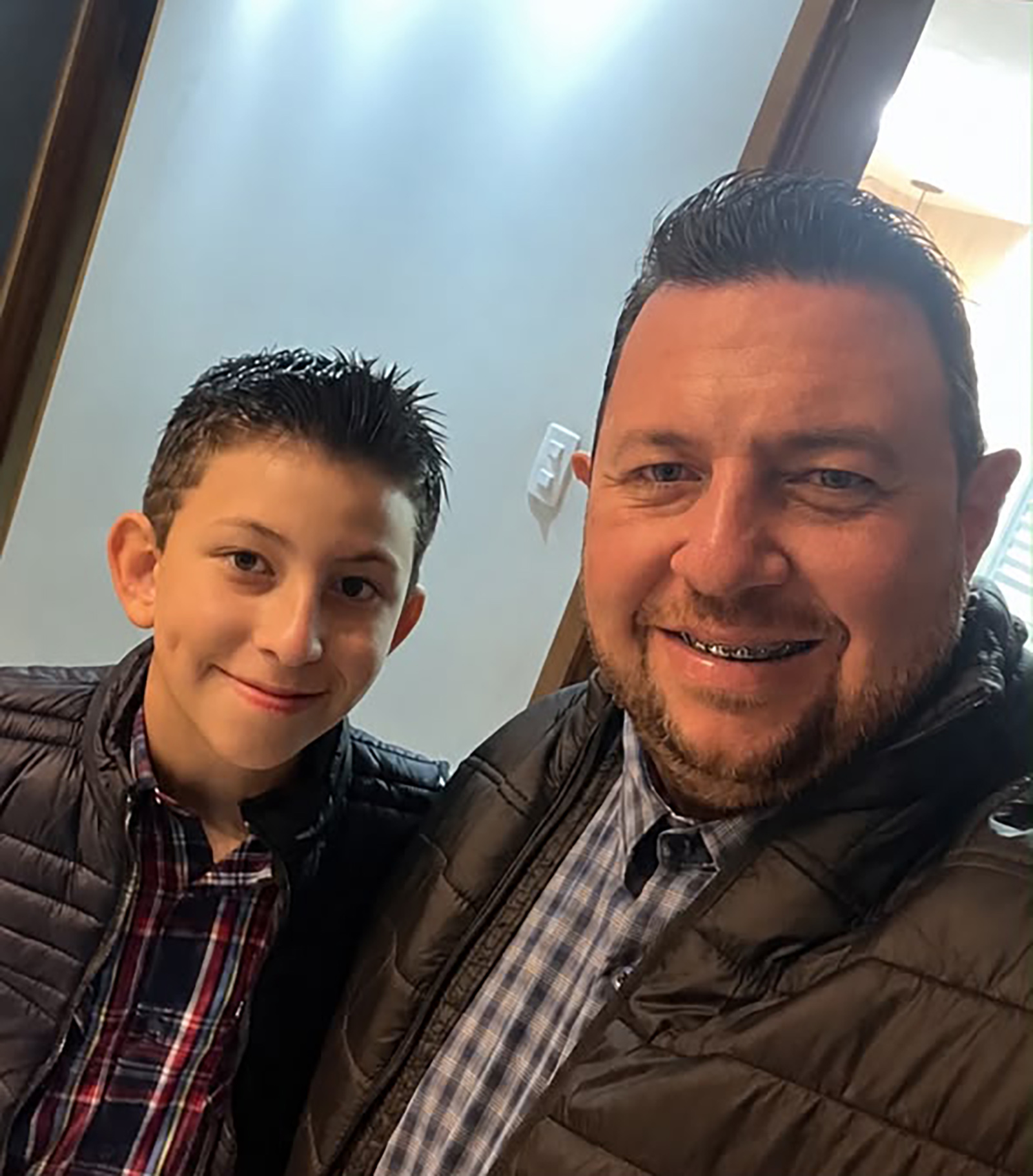 De: Rafael e Priscila
Para: Ronaldo
Ser pai é ser presente, dar amor, carinho e tempo de qualidade que se transformam em memórias. É incentivar, ensinar pelo exemplo e deixar como legado o amor a Fé em Deus para se tornar futuro homem.