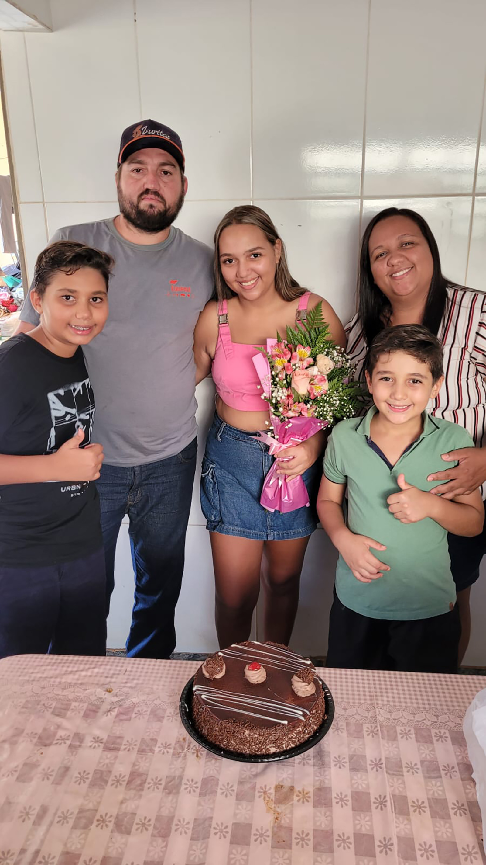 De: Gabrielly, José Miguel, Ronan Filho e Elaine
Pai: Ronan
“Feliz Dia dos Pais para o homem das nossas vidas. Pai, o senhor é muito especial para todos nós que te amamos muito. Que o senhor tenha muito sucesso e que Deus te dê paz, saúde, alegria e tudo de melhor e que Nossa Senhora te cubra e te abençoe com o manto sagrado dela. A gente te ama muito”.
