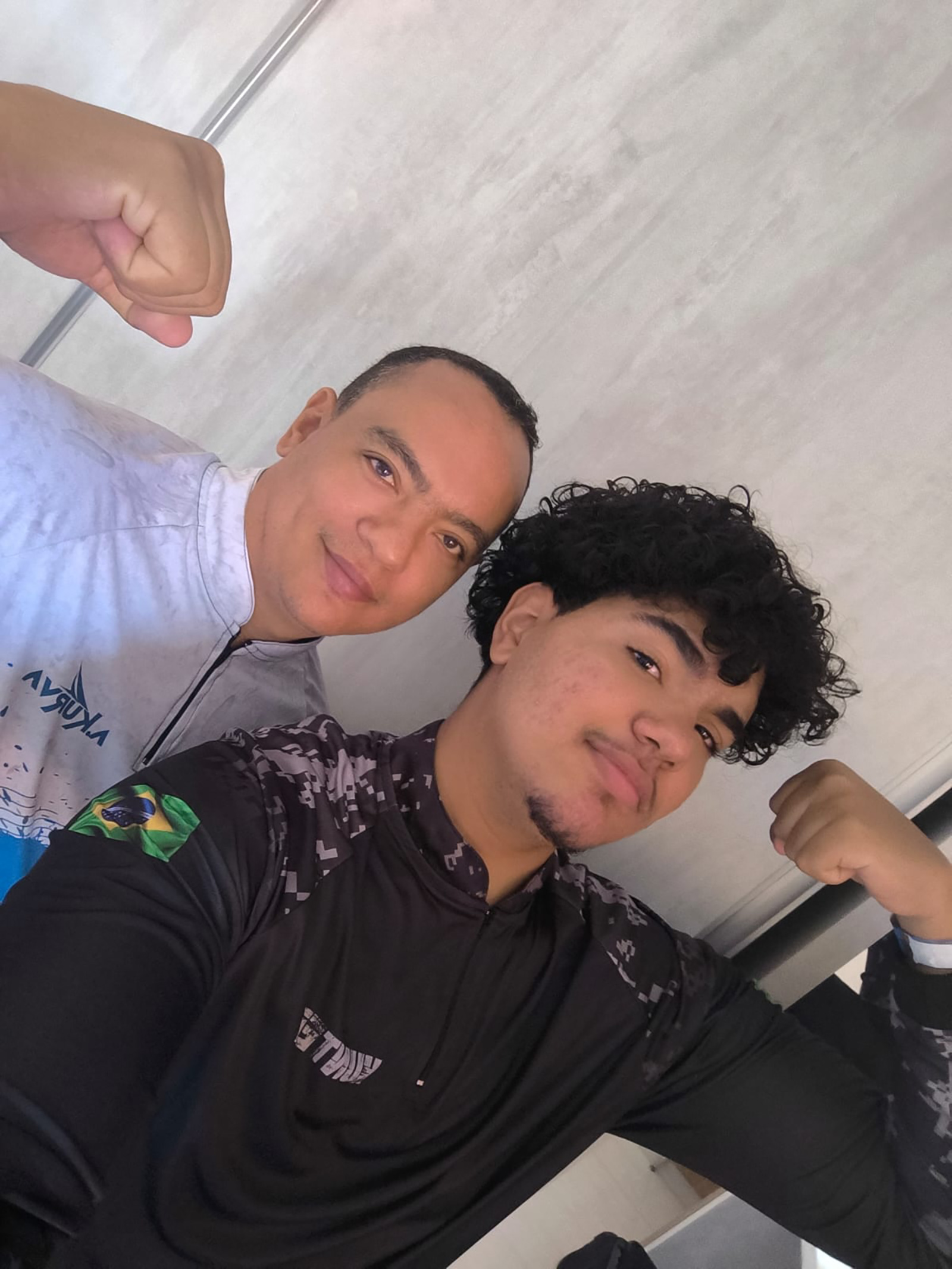 De: João Lucas Martins Galassi 
Para: Sebastião Carlos de Araújo Galassi
“Pai, eu só quero te agradecer por tudo o que você fez e faz por mim. Se um dia eu conseguir ser metade do homem que você é, já vou me sentir realizado. Eu te amo mais do que as palavras conseguem dizer. Feliz Dia dos Pais! Tamo junto meu velho”.