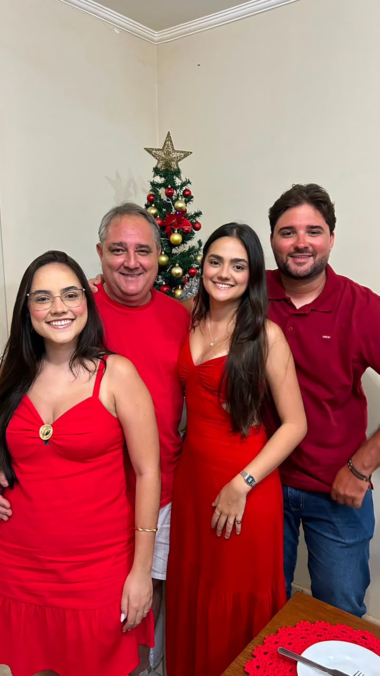 De: João Pedro Pitta de Oliveira, Maria Fernanda Pitta de Oliveira e Maria Eduarda Pitta de Oliveira
Para: Sérgio Fernandes 
de Oliveira 
“Feliz Dias dos Pais. Você é muito importante para nós, te amamos Xaropim️”.
