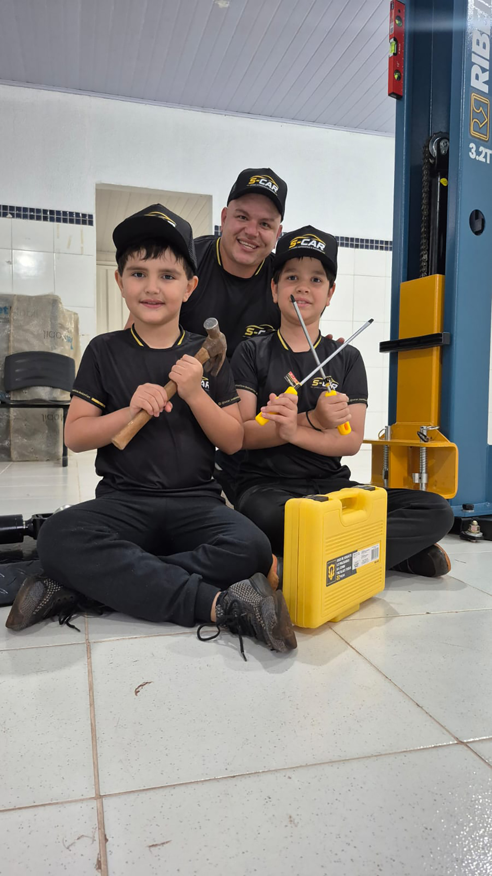 De: Thales e Vinícius
Para: Silas
“Pai é aquele que cuida, brinca, ensina, educa e está presente em cada momento, sendo o maior exemplo para seus filhos. Feliz Dia dos Pais, Papai Silas. Com todo o amor dos seus filhos Thales e Vinícius ”.