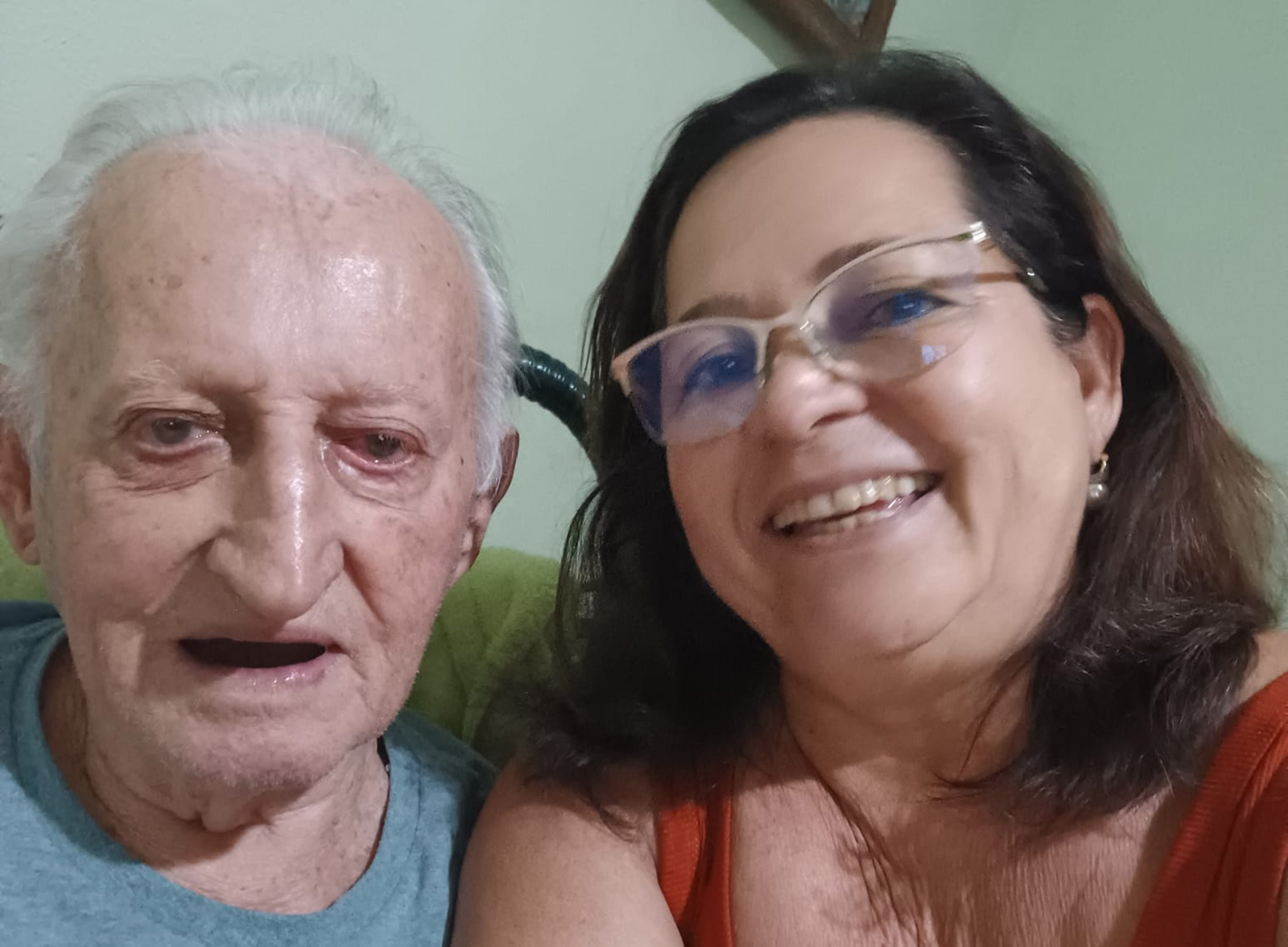 De: Vânia Aparecida Pugliani dos Santos
Para: Valter Pugliani 
“Pai querido, chegar aos 93 anos é uma benção gigante. Olhar para o senhor me enche o coração de orgulho e paz. Obrigada por cada conselho, por sua paciência, por me cobrir toda vez que fosse dormir, quando adolescente e por ser meu maior exemplo de honestidade e bondade. O senhor trabalhou muito, lutou muito, cuidou da nossa família e me ensinou a caminhar com dignidade. Sou muito grata a Deus por ter o seu amor todos esses anos”.
“Agora é a minha vez de retribuir todo o seu amor cuidando de você.  Você está com Alzheimer e não lembra de muita coisa, mas eu lembro de tudo e de como você foi pai. Um homem forte, digno, íntegro, caráter excepcional e muita dignidade.  Só nos deu bons exemplos e nos ensinou ser um ser humano de verdade.  Peço a Deus poder honrá-lo para sempre. Eu te amo pai”.