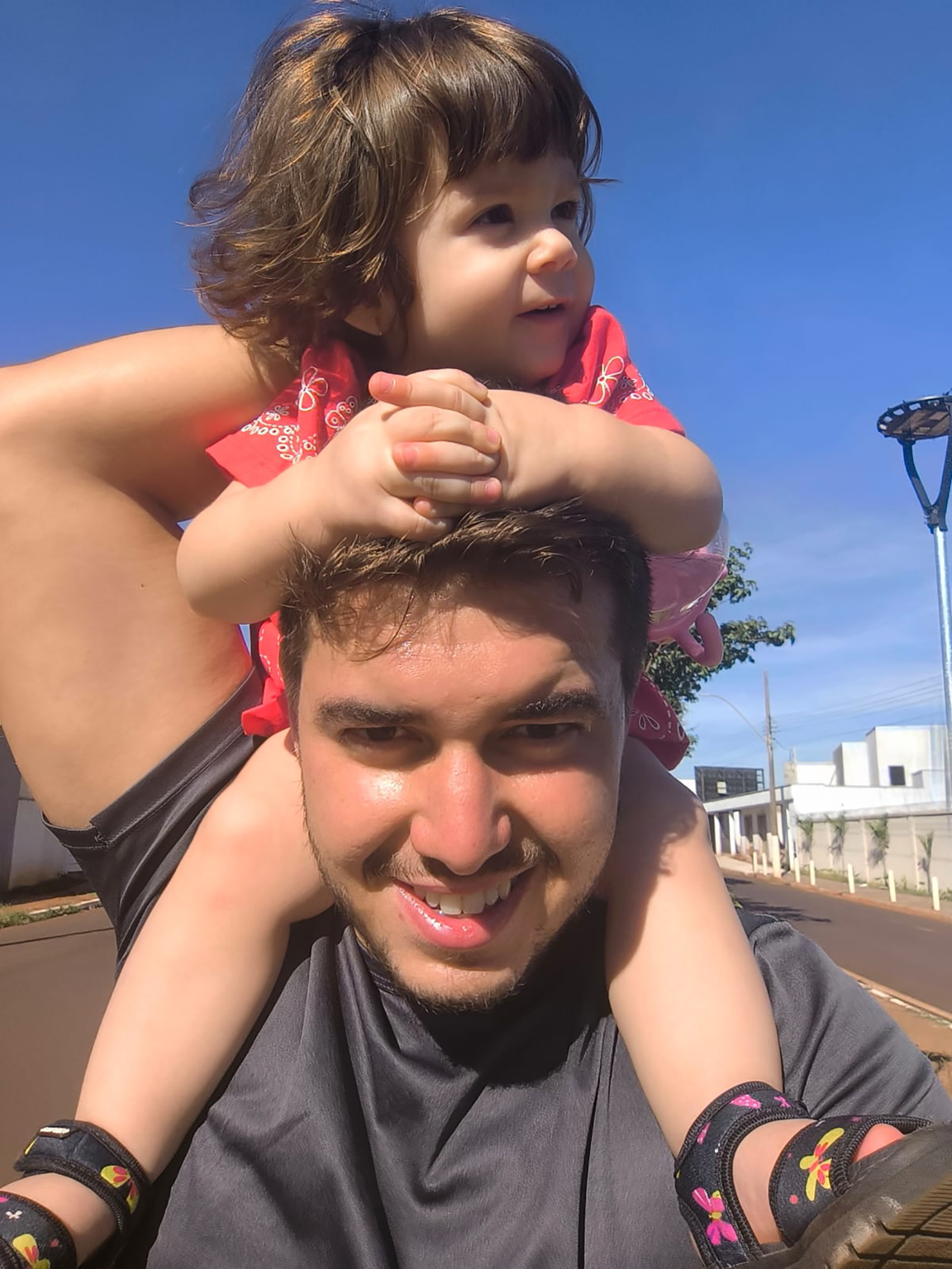 De: Maria Luiza
Para: Vinicius 
“Papai, eu ainda sou pequena, mas o meu amor por você já é gigante. Obrigada por brincar comigo, me dar abraços bem apertados e cuidar de mim com tanto carinho. Você é o meu herói e meu brinquedo favorito. Feliz Dia dos Pais”.