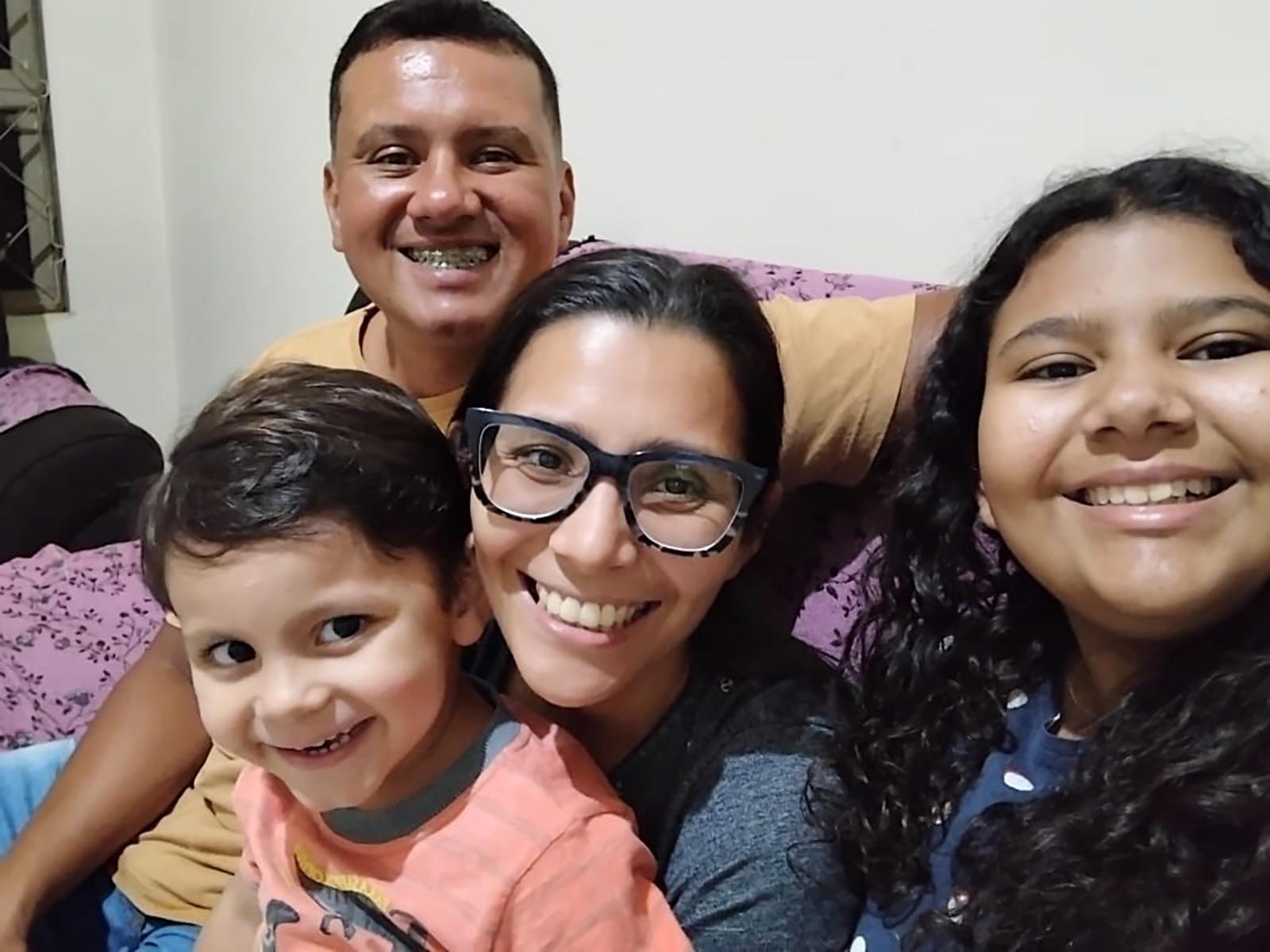 De: Bruna, Ana Clara e Anthony
Para: Wanderson
“Ser pai é, acima de tudo. ser o amigo de todas as horas Feliz Dia dos Pais, nós te amamos