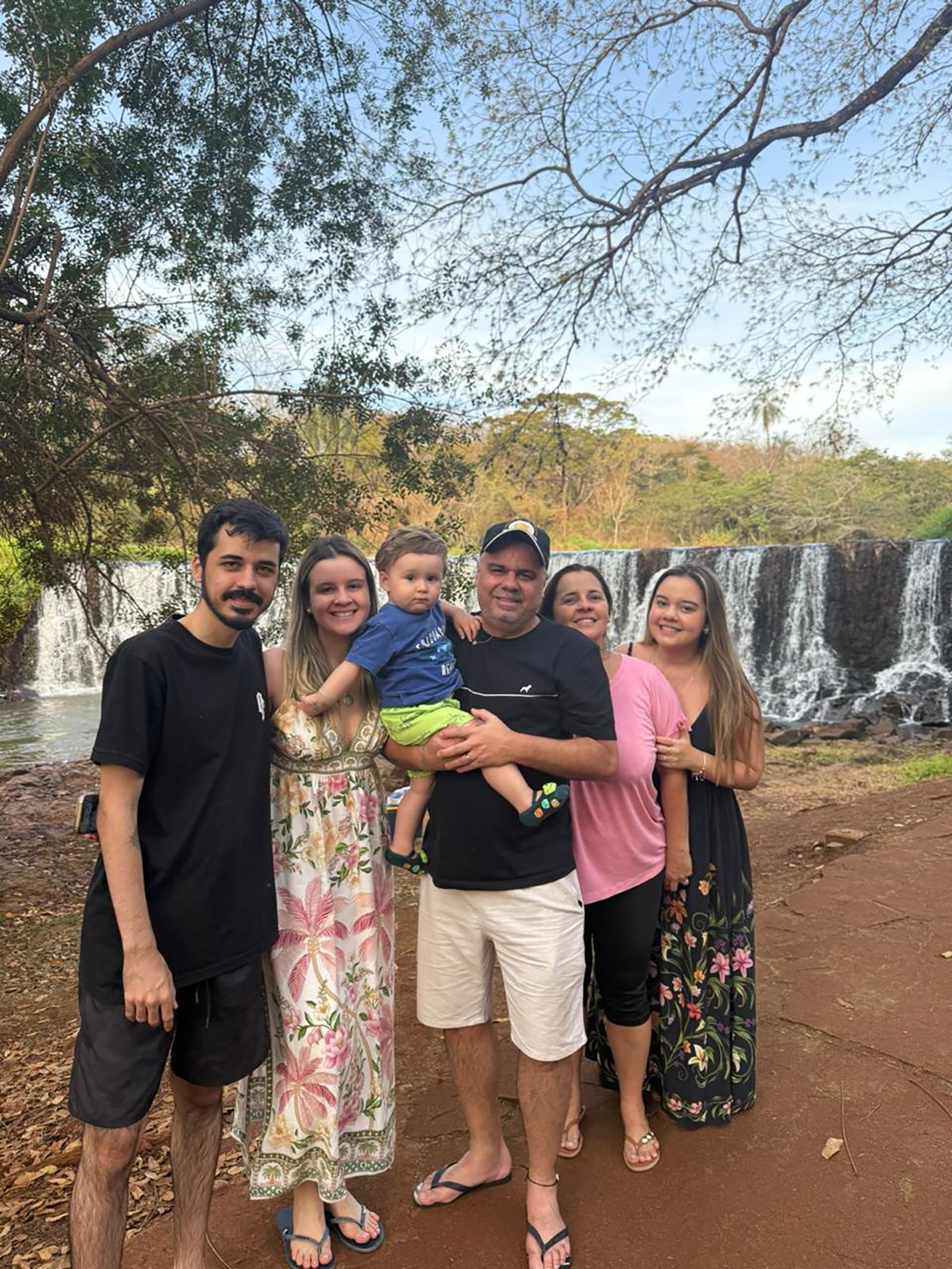 De: Marina, Felipe e Isabela
Para: Wellington Pereira Lima 	
“Dizem que procuramos no marido, alguém parecido com o nosso pai, e escolhi certinho, pois as qualidades de fato são as mesmas, honestidade, humildade e que não mede esforços pelos filhos.
Obrigada por ser meu parceiro da vida ...Feliz Dia dos Pais”.