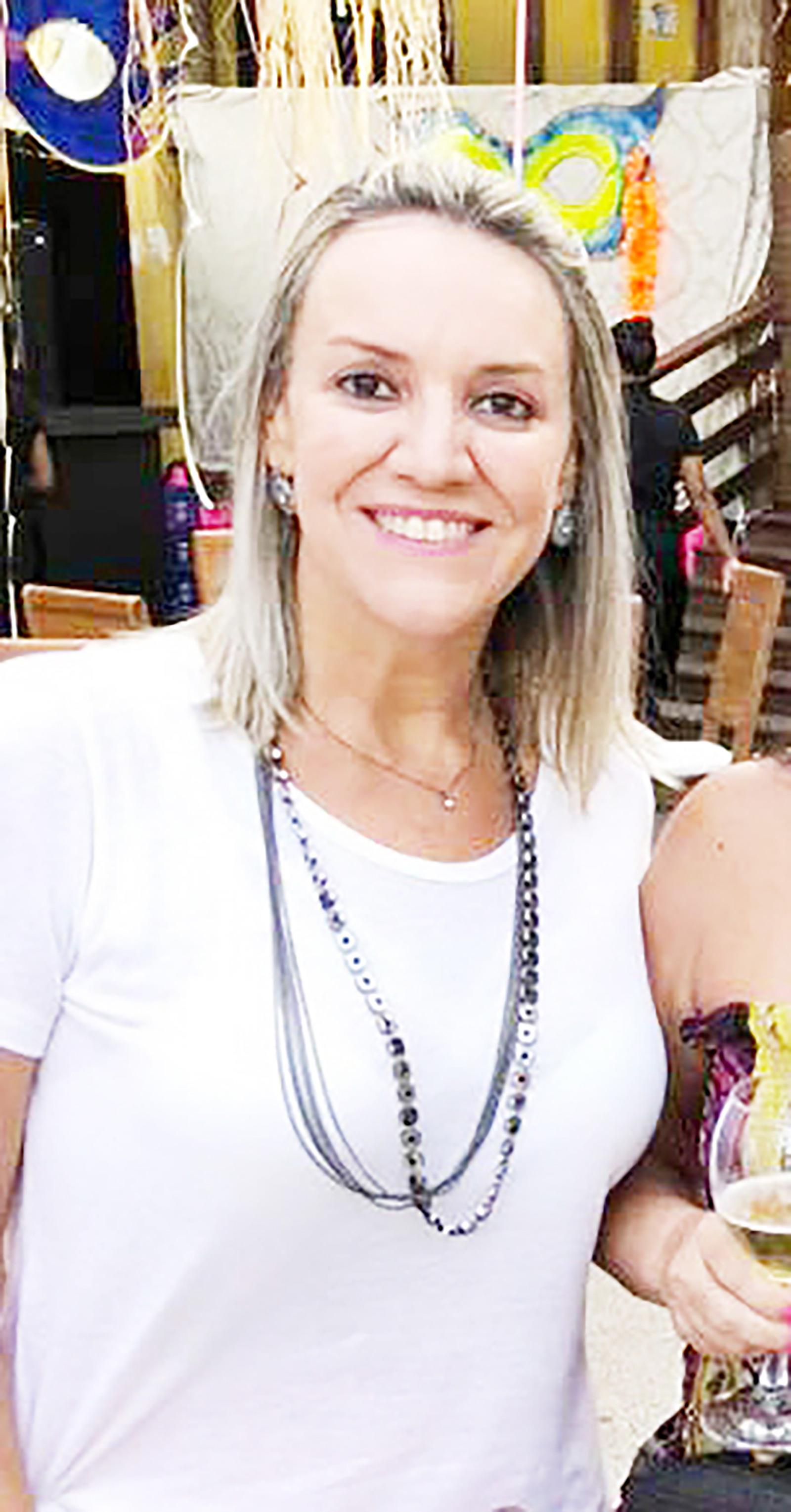 Dia 22 de outubro, comemora aniversário, a professora Adriana Rocha Gibaile. Ela recebe os parabéns do esposo, o vereador Fábio Freitas Gibaile, dos filhos Elias Rocha Gibaile e Sarah Rocha Gibaile, dos familiares e amigos