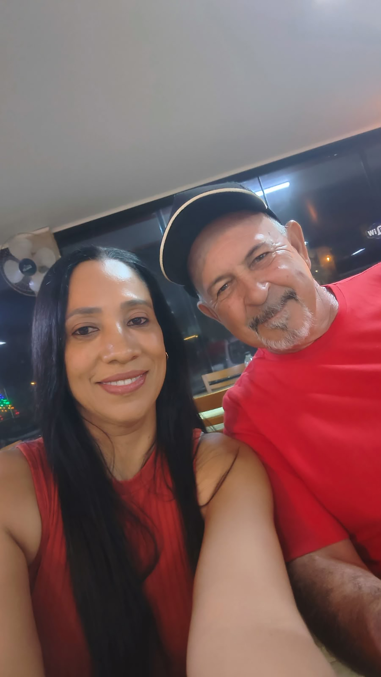 Dia 20 de outubro, comemoram 36 anos de casados, Bodas de Cedro, Alcidir do Nascimento Gomes e Eliane dos Reis Gomes. Eles recebem os parabéns dos filhos Marcos Vinícius dos Reis Gomes e Talita dos Reis Gomes, dos netos Thais dos Reis Gomes Caliman e Antônio Henrique Barracchi Gomes, dos familiares e amigos