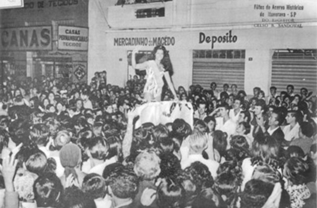Foto de 1971, quando a ituveravense Luzia Marlene Vieira Coelho, foi recebida nos braços do povo, quando regressou de São Paulo, onde recebeu o título de miss, na categoria Turismo. Era um dos concursos mais concorridos da época, ela representou muito bem a mulher ituveravense, e foi uma verdadeira comoção a recepção de Luzia Marlene, que é filha de Antônio Carlos Coelho (Tau) e Terezinha Vieira Coelho