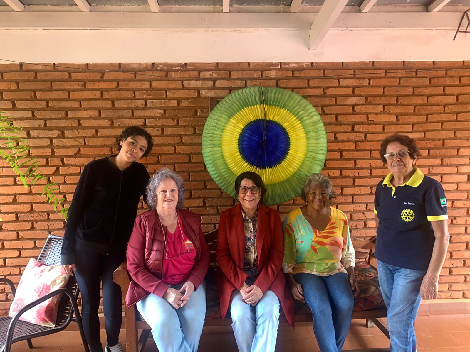 A aluna Maria Eduarda, e as rotarianas Maria Sueli, Zélia Mantovani, dona Nair e Ana Thereza