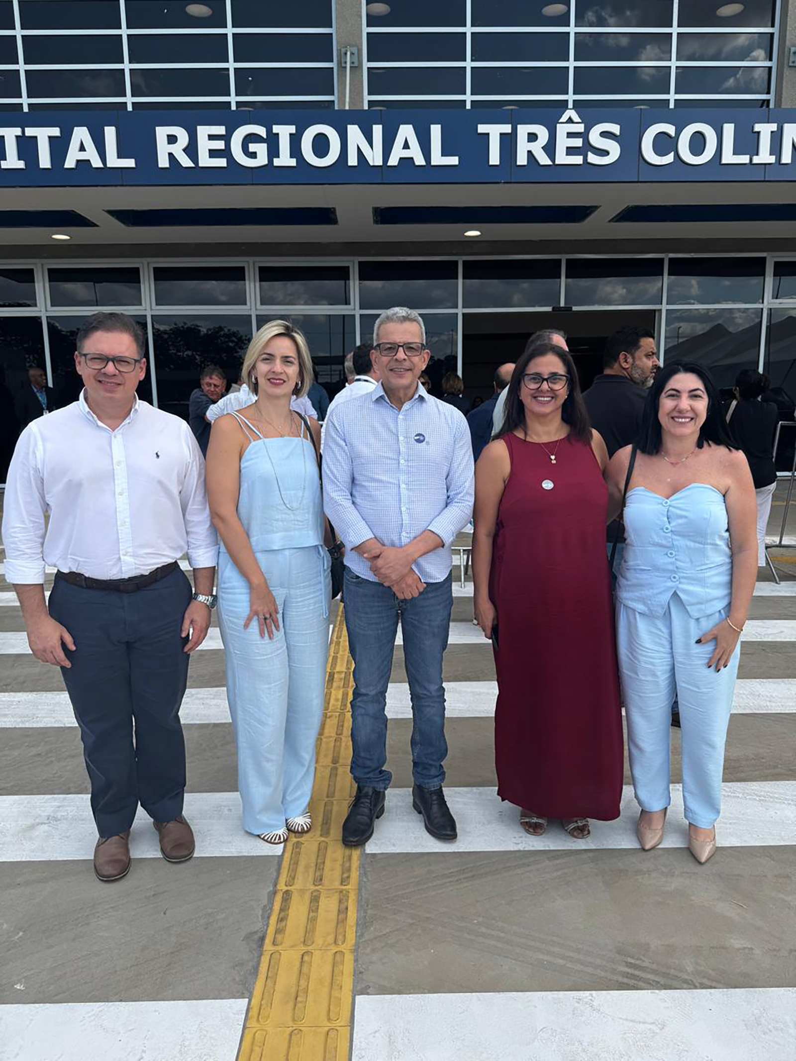 O prefeito Luiz Araújo, a secretária da Saúde - Raquel Rezende, e os assessores Sérgio Chicote, Simone Soares e Daiana Ambrósio na inauguração do hospital. No destaque, o prefeito Luiz Araújo e o governador de SP, Tarcísio de Freitas