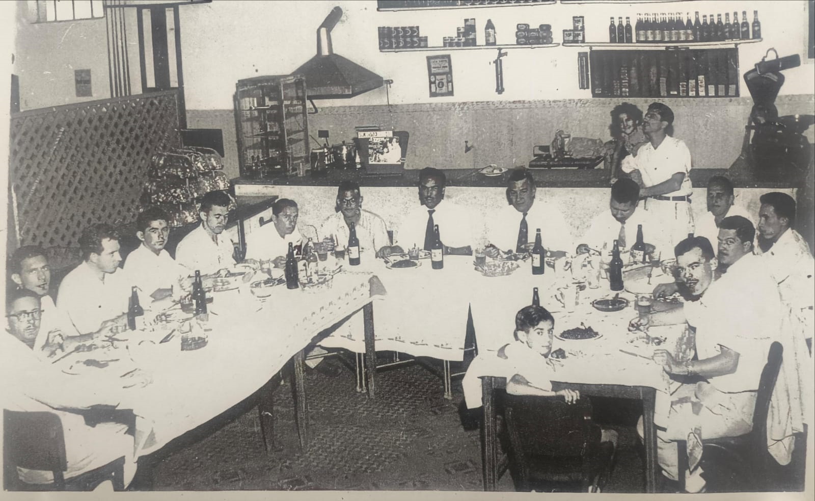 Foto de 1957, de um almoço de despedida do inspetor do Banco do Brasil, Sr. Mucio. A agência funcionava onde é hoje o Restaurante Galego e o bar do Namém em frente as Lojas Americanas. (1) Antônio Silos de Carvalho, (2) Leonardo Lorechio Netto, (3) Osmar Chiconelli (“Mazinho”), que era convidado, (4) Celso Barbosa Sandoval, (5) Devayl Alexandre Ciconelli, (6) Vitório Restivo, (7) João Elísio de Carvalho - contador da agência,  (8) Pedro Fleury, (9) inspetor Múcio, (10) José de Mello Borges (Chefe da Carteira Agrícola), (11) Túlio Del Guerra, (12) Manoel Moreira Babosa, (13) Antônio Peralta Cunha, (14) Fábio Lacerda Diniz, (15) Namém Jorge e a filha (dono do bar) e  (16) o menino Ricardo Vasconcellos