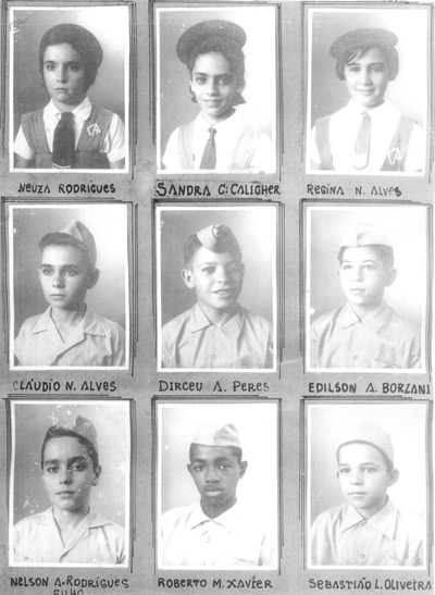 Alunos do Curso de Aplicação, da turma de 1962. O Curso era uma extensão do Instituto de Educação “Cap. Antônio Justino Falleiros”. (1) Neusa Rodrigues, (2) Sandra Maria César Caligher, (3) Regina Nascimento Alves, (4) Cláudio Nascimento Alves, (5) Dirceu A. Perez, (6) Edilson A. Borzani, (7) Nelson Augusto Rodrigues Filho, (8) Roberto Mesquita Xavier e (9) Sebastião L. Oliveira