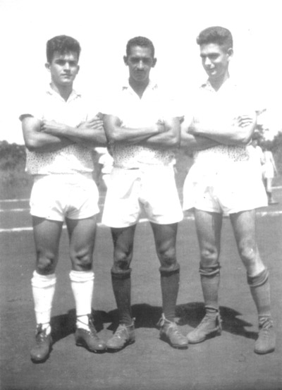 Foto dos anos 50, no Campo dos Mecânicos, onde é hoje a Praça da Mãe Rainha. (1) Francisco Liporaci Neto, (2) José dos Santos Costa 
(“Zéquinha do Radiador”) e (3) Hélio Dias Campos (“Lelo”)