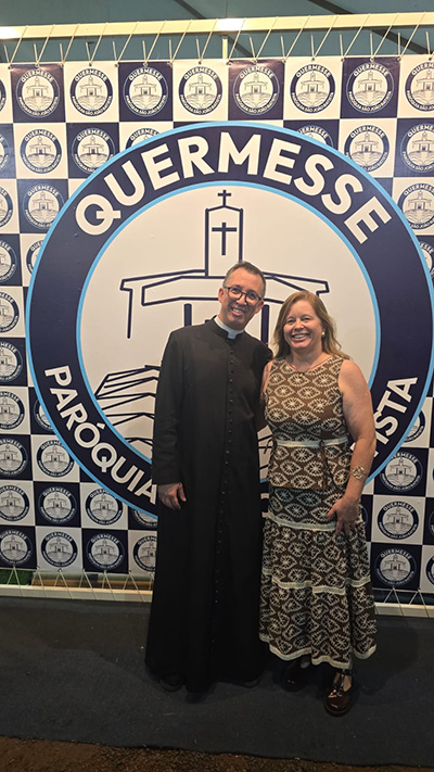 O padre Adailson Ferreira e Ana Paula Yanosteac durante o jantar de abertur