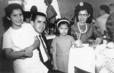 Foto de 1967, da família Oliveira Tanajura, em uma festa na Associação Atlética Ituveravense. (1) e (2) Pedro de Oliveira Tanajura, que foi gerente do Banco Real, e a esposa, Maria Lúcia de Mattos Tanajura, que era professora (ambos falecidos), as filhas: (3) a professora Ana Maria Ribeiro Tanajura Jabur, casada com José Antônio Jabur (“Dodô”) e (4) Marilda Ribeiro Tanajura Batista, que é bancária, casada com José Roberto Marçal Batista, residentes em Ribeirão Preto