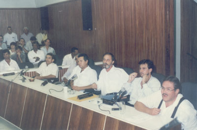Foto da Câmara de vereadores da Legislatura de 1997, quando era presidente Jayme Titotó Pereira Barbosa. (1) Alcides Mesquita Garcia Júnior (in memoriam), (2) José Sérgio Cerqueira, (3) Guilherme Sinhorini Chaibub, (4) José Marcionílio da Silva (“Zé Barbinha”), (5) José Barbosa Sandoval (“Breta”) e (6) João Donizeti de Matos (“João do Ferro Velho) (in memoriam)