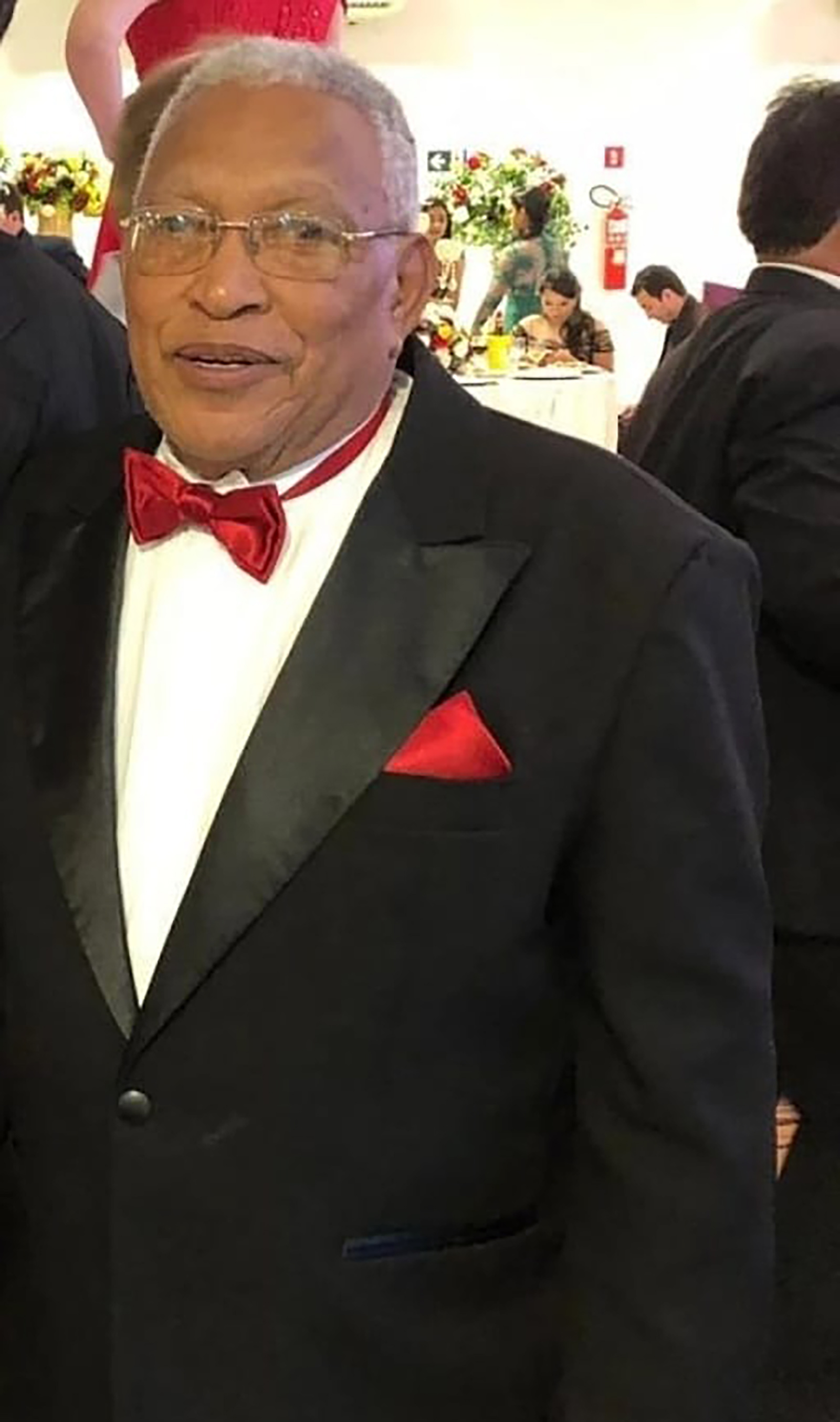 Dia 6 de julho comemorou, 80 anos, Jesus Martins (“Verdureiro”), casado com Vera Lúcia Ramos Martins. São seus filhos Ana Flávia Martins, casada com Rodrigo; Carlos Eduardo Martins, casado com Adriene e Leandro Martins, casado com Tarila, netos Maria Eduarda, Pedro, João Guilherme, Vera Beatriz e Laura. Verdureiro é natural de Ituverava onde jogou futebol nos times da Portuguesinha e Paulistano. Ele que atualmente reside na cidade de Tucuruí no Pará, sempre foi muito querido. Verdureiro  recebe os parabéns da esposa, dos filhos, da nora e genros, dos irmãos, sobrinho, familiares e amigos