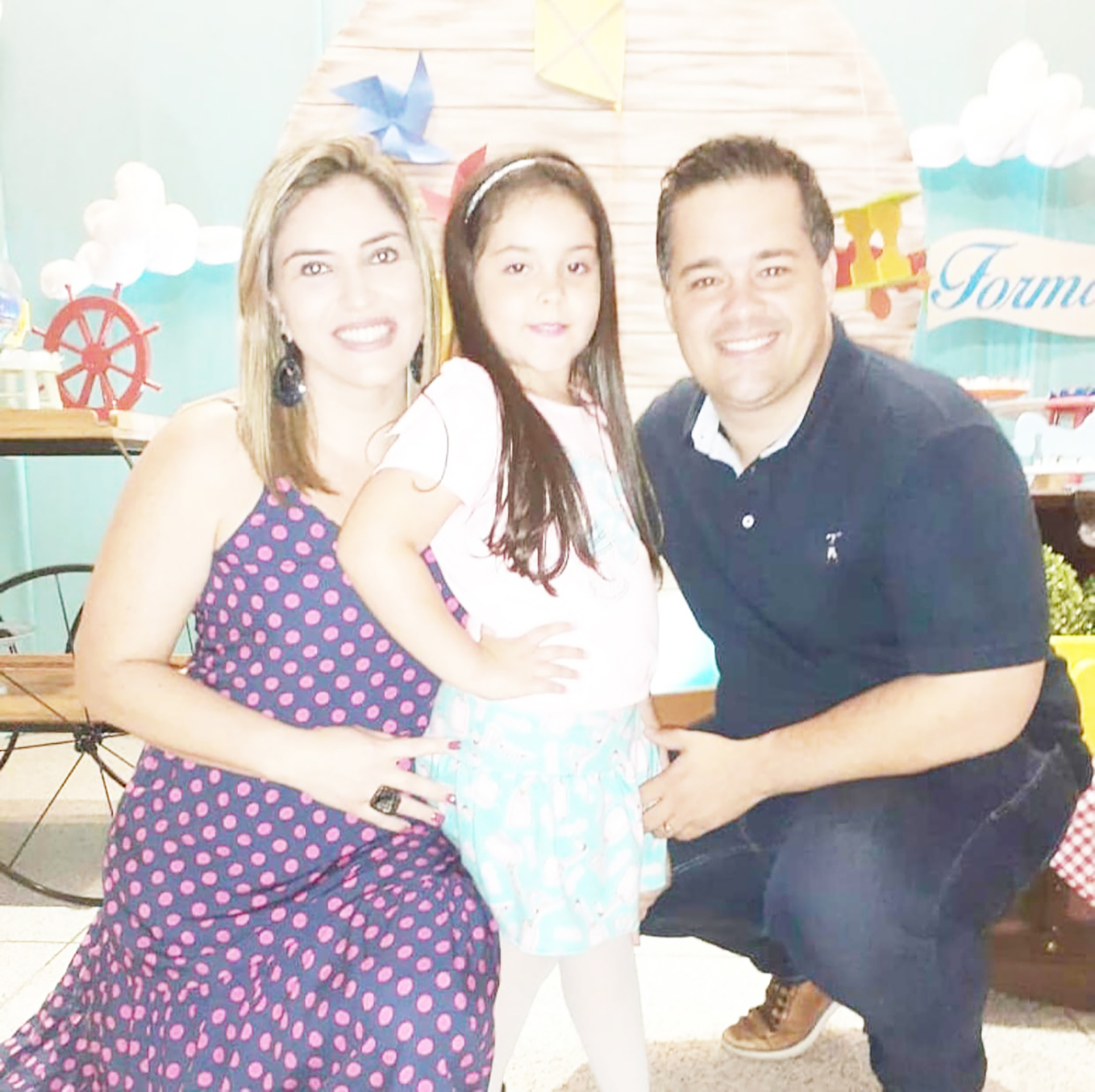 Dia 24 de julho, comemora aniversário, o advogado Marcelo Martins de Castro Perez. Ele recebe os parabéns da esposa Kelly Cristina Antoneli E. Martins de Castro, da filha Manuela, dos familiares e amigos
