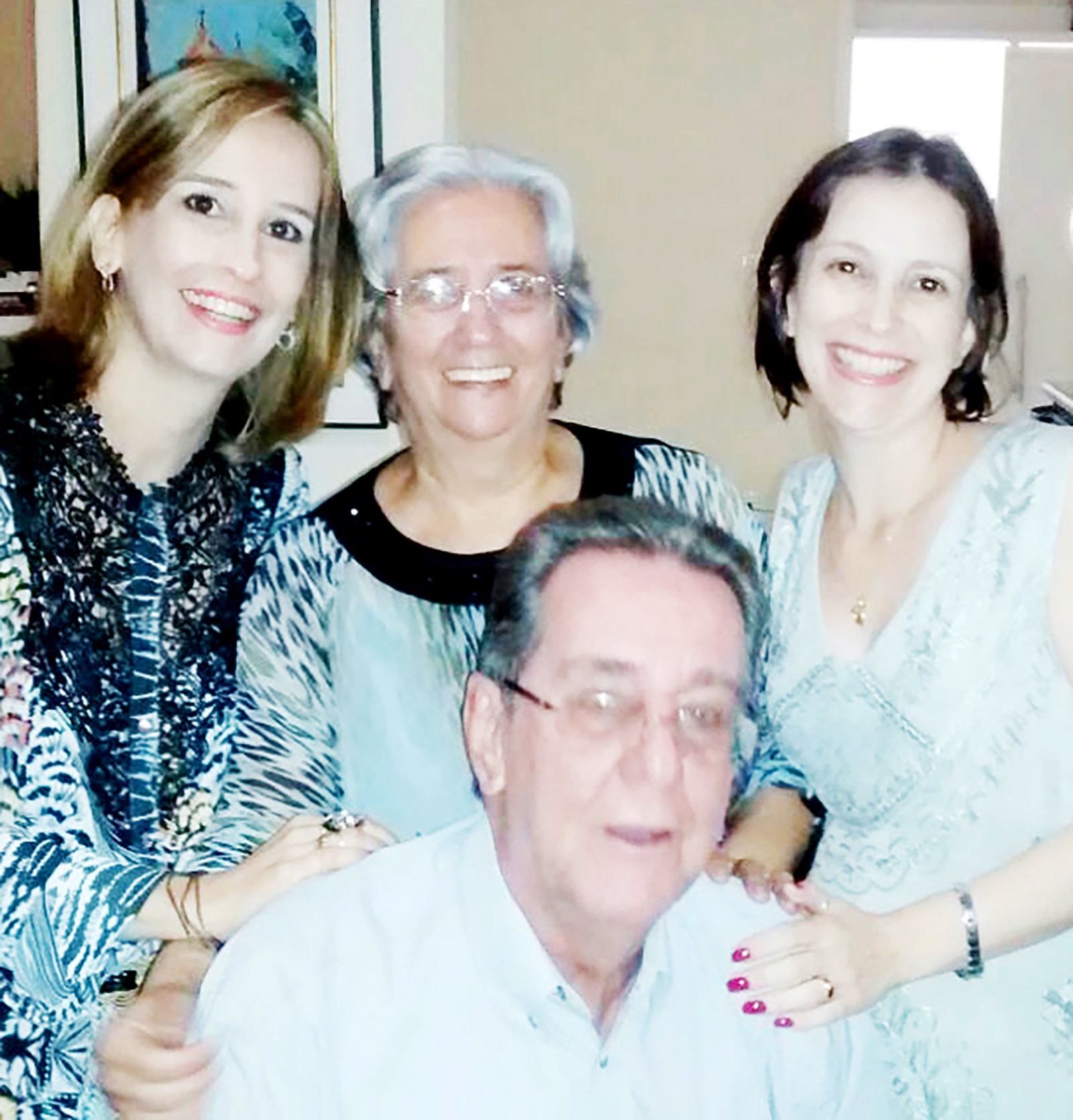Dia 15 de julho, comemorou aniversário, a professora Maude Aparecida Betti Pinto. Ela recebe os parabéns do esposo Álvaro Antônio Pinto, que é bancário aposentado, das filhas Adriana Cristina, que está em um relacionamento sério com Wider Gomes, e Giovana Maura, casada com Eduardo Jardim Moisés, dos netos, Pedro e Júlia, dos familiares e amigos