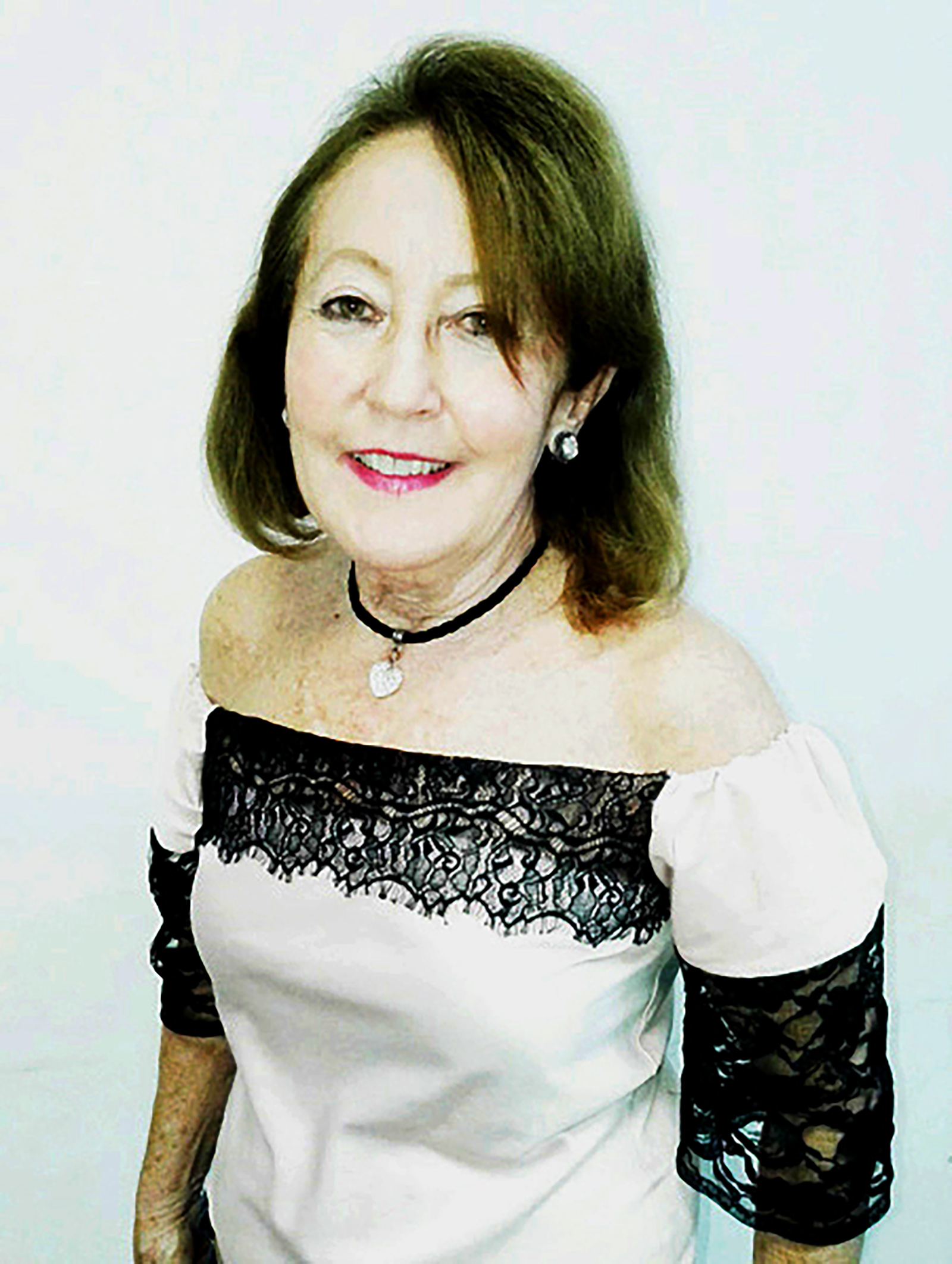 Dia 22 de setembro, comemora aniversário a funcionária pública municipal aposentada, Darcy Delefrate. Ela recebe os parabéns dos familiares e amigos