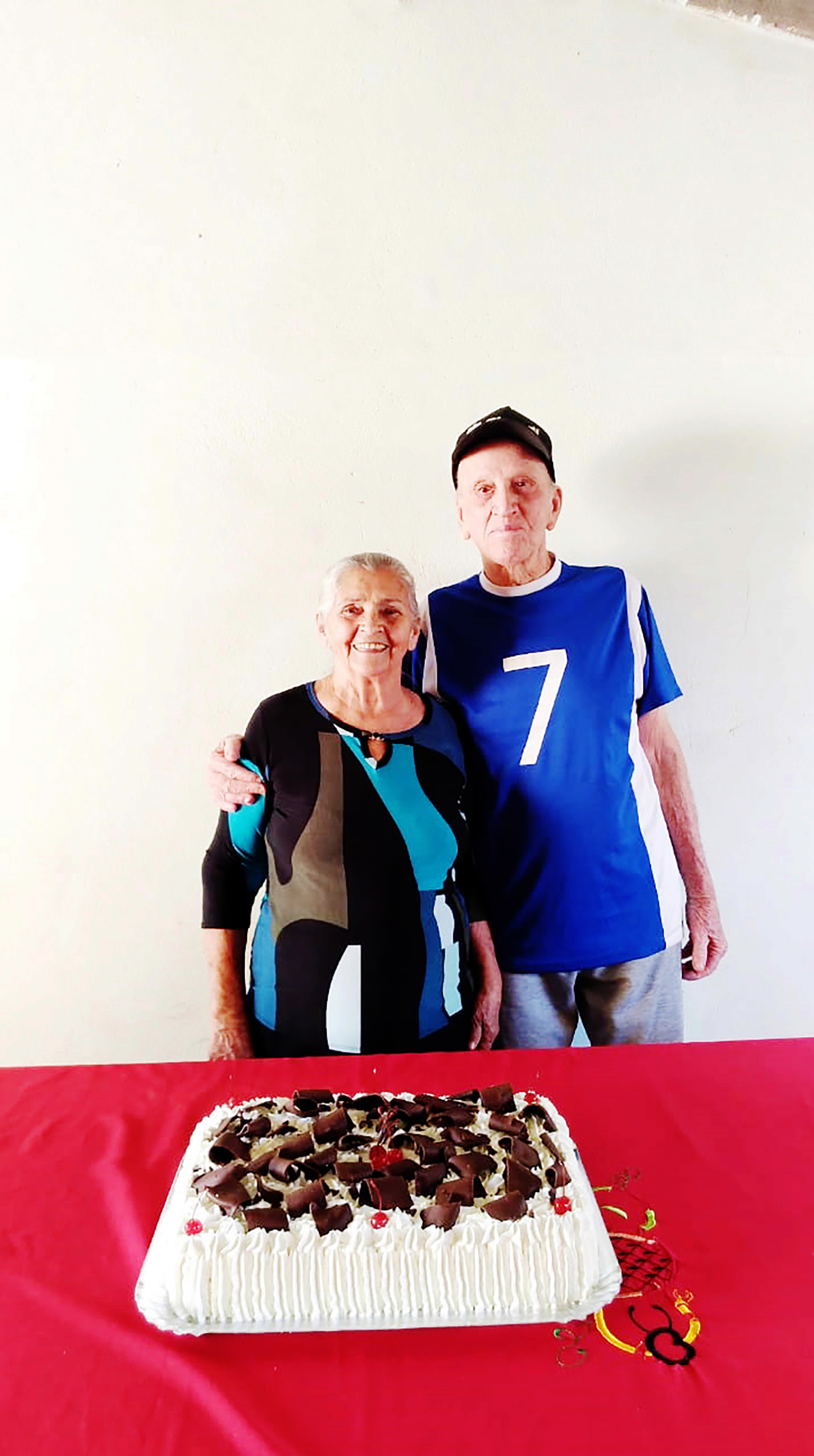 Dia 21 de setembro, comemoram 67 anos de casados, Bodas de Neve, Domingos de Oliveira e Maria da Mata Oliveira. Eles recebem os parabéns das filhas Marli Ângela de Oliveira, Maria Cristina de Oliveira, Eliete Aparecida de Oliveira, dos genros, dos netos Bruno César, casado com Mariana Ferrari, Priscila, casada com Cleber e Luiz Fellipi, dos bisnetos e trinetos
