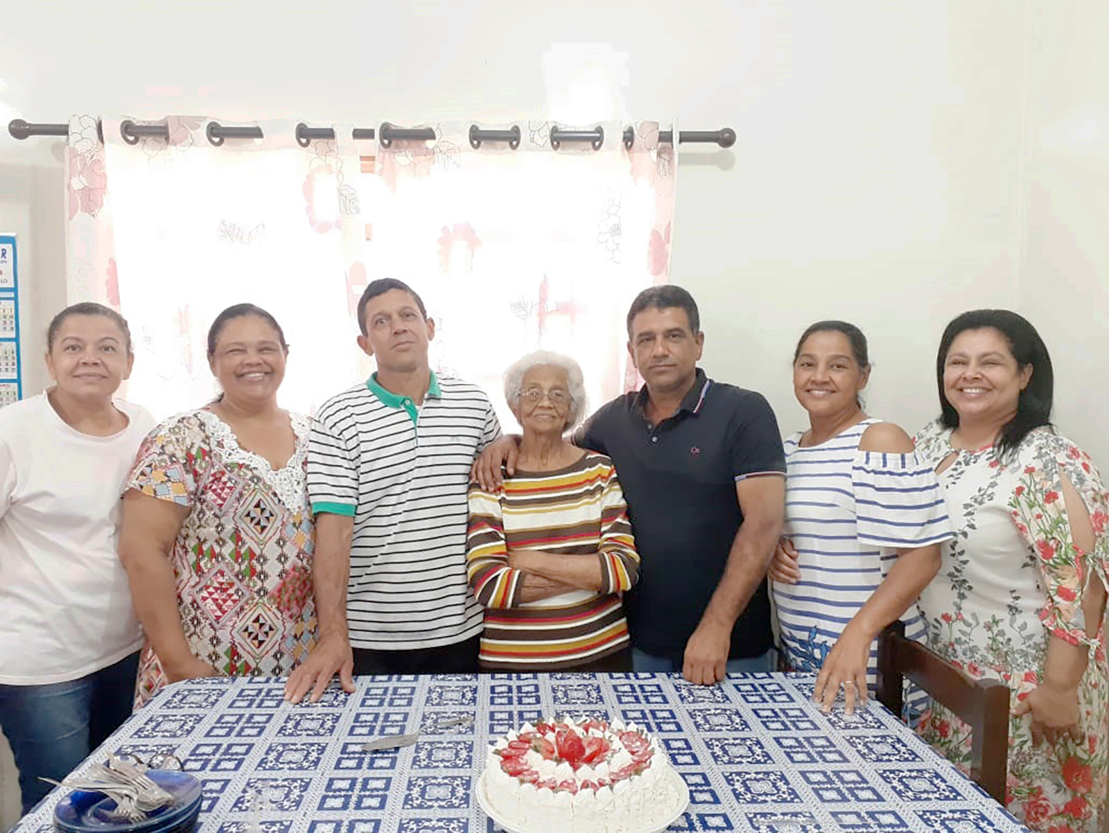 Dia 20 de setembro, comemora 85 anos, Maria Vitor Santos Silva, casada com Adolfo Carlos da Silva (in memoriam). Ela recebe os parabéns dos filhos Roberto Carlos dos Santos Silva, casado com Suzana Silveira de Oliveira dos Santos Silva; Rodolfo Carlos dos Santos Silva, casado com Simone Helena Perez Tolentino Silva; Márcia dos Santos Silva, casada com Edmilson Modesto da Silva Brito; Marli dos Santos Silva Pereira, casada com Daniel Pereira; Marta Santos Silva Andrade, casada com Laudemir Andrade; Miriam dos Santos Silva, casada com Carlos Alberto dos Santos, dos netos Bruno, Matheus, Felipe, Eduardo, Rodolfo, Rodrigo, Ronaldo, Josué, Débora, Marília, Sara, Ana Miriam e Carolina, dos familiares e amigos