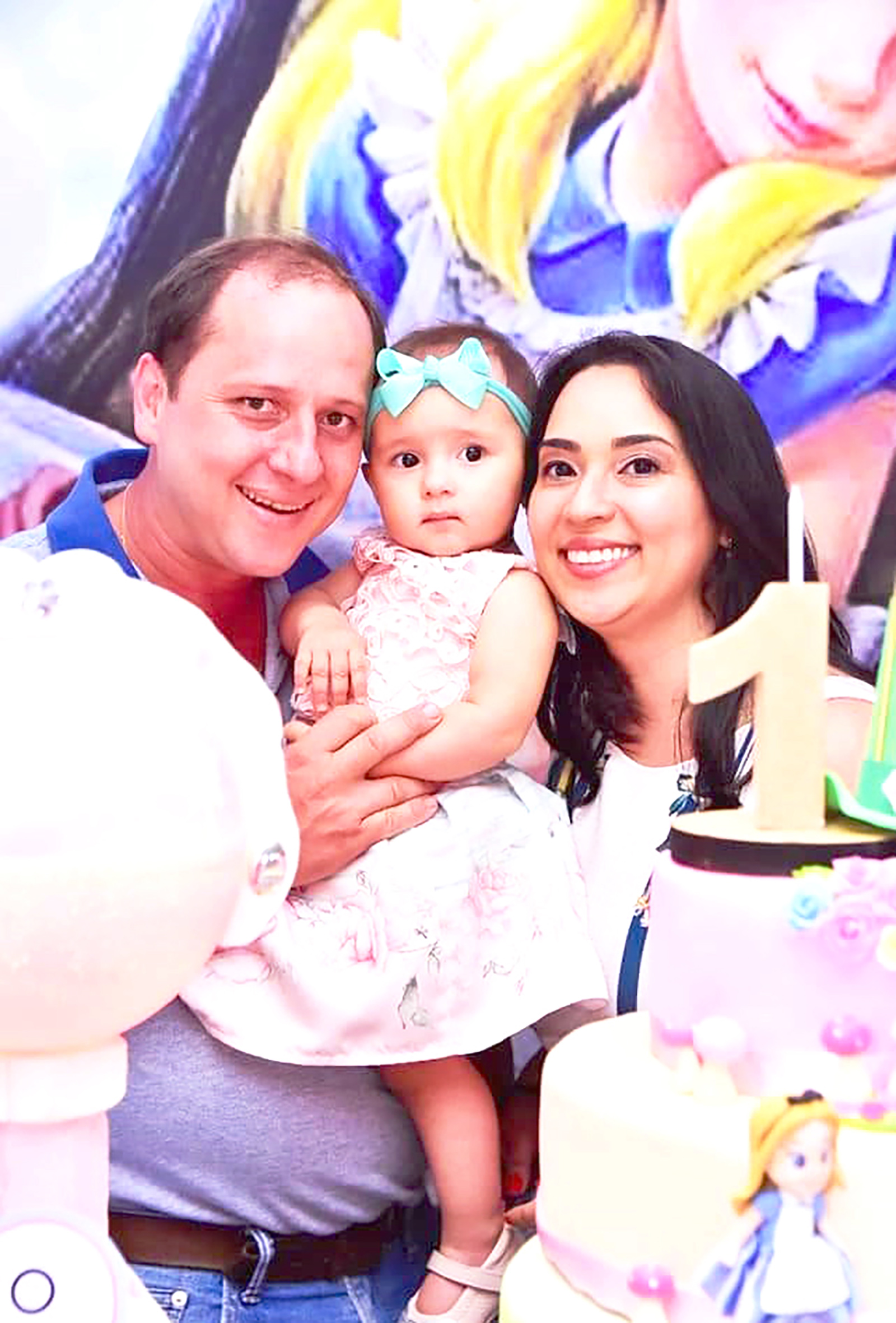 Dia 25 de setembro, comemora aniversário, a engenheira química Marina dos Santos Ribeiro. Ela recebe os parabéns do esposo Fábio Mariano, da filha Alice Maria, da mãe Adativa Pereira, do irmão André Ribeiro, da cunhada Carol Ribeiro, dos sobrinhos Miguel e Estela, dos familiares e amigos