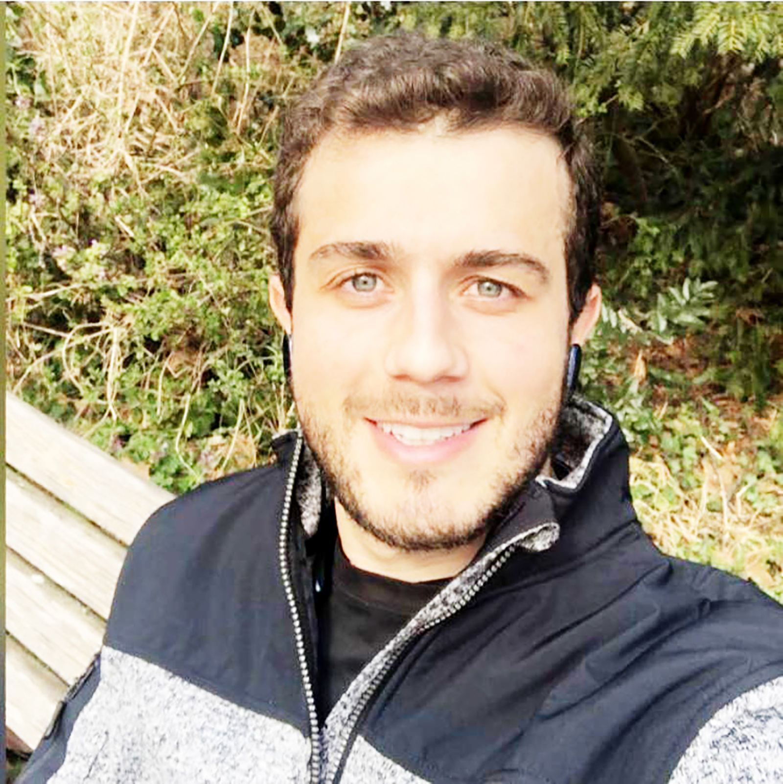 Dia 21 de setembro, comemora aniversário, Nicholas de Freitas Matos, casado com Maria Paz Tinajero Baldus. Ele é filho do engenheiro agrônomo Adauto Barbosa de Matos e da dentista Dra. Jaqueline Oliveira de Matos e são seus irmãos Thales de Freitas Oliveira Matos, casado com Paula Tubben Matos e Nathan de Freitas Oliveira Matos. Nicholas recebe os cumprimentos da esposa, dos pais, dos irmãos, da cunhada, familiares e amigos