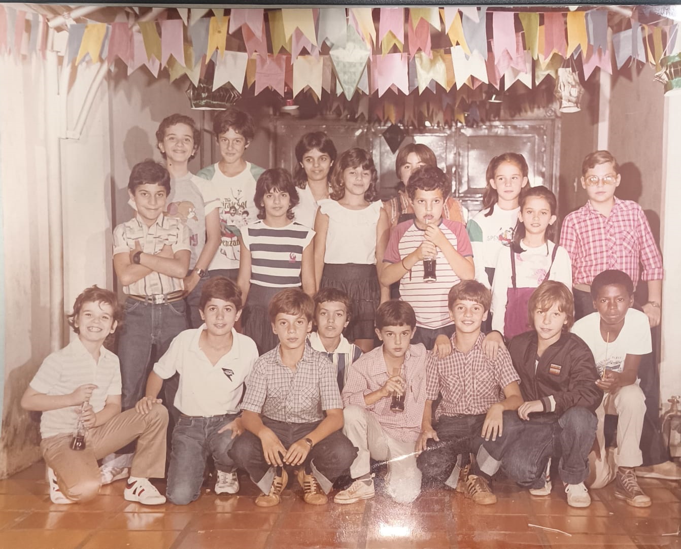 Festa Junina de 1983, na residência de Santinho Barrachi e Odete Giffoni Barrachi. Agachados: Fabiano Martins, Cássio Teoro, Ricardo Barrachi, Benedito Furini (“Benê”), Claudinho, Gustavo Barrachi, Alexandre Mariani e Marcelo. Em pé: Márcio Teoro, Renato Martins,  Gustavo Borges, Gisele Teoro,  Gislene Teoro,  Juliana Teoro, Homil Abdala, Néia, Renata Mariani, Angélica Macedo e Renato Jabur