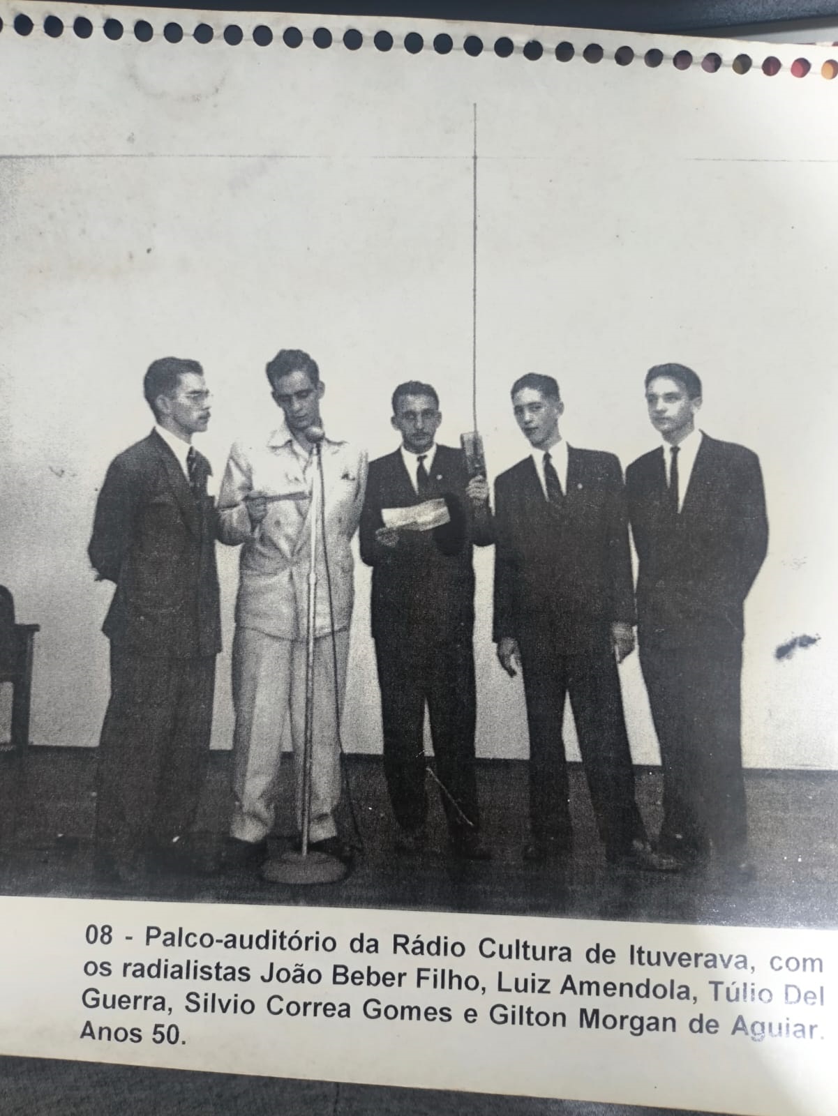 Foto dos anos 50, no palco-auditório da Rádio Cultura de Ituverava, com os radialistas: João Beber Filho, Luiz Amendola, Túlio Del Guerra, Sílvio Correa Gomes e Gilton Morgan de Aguiar